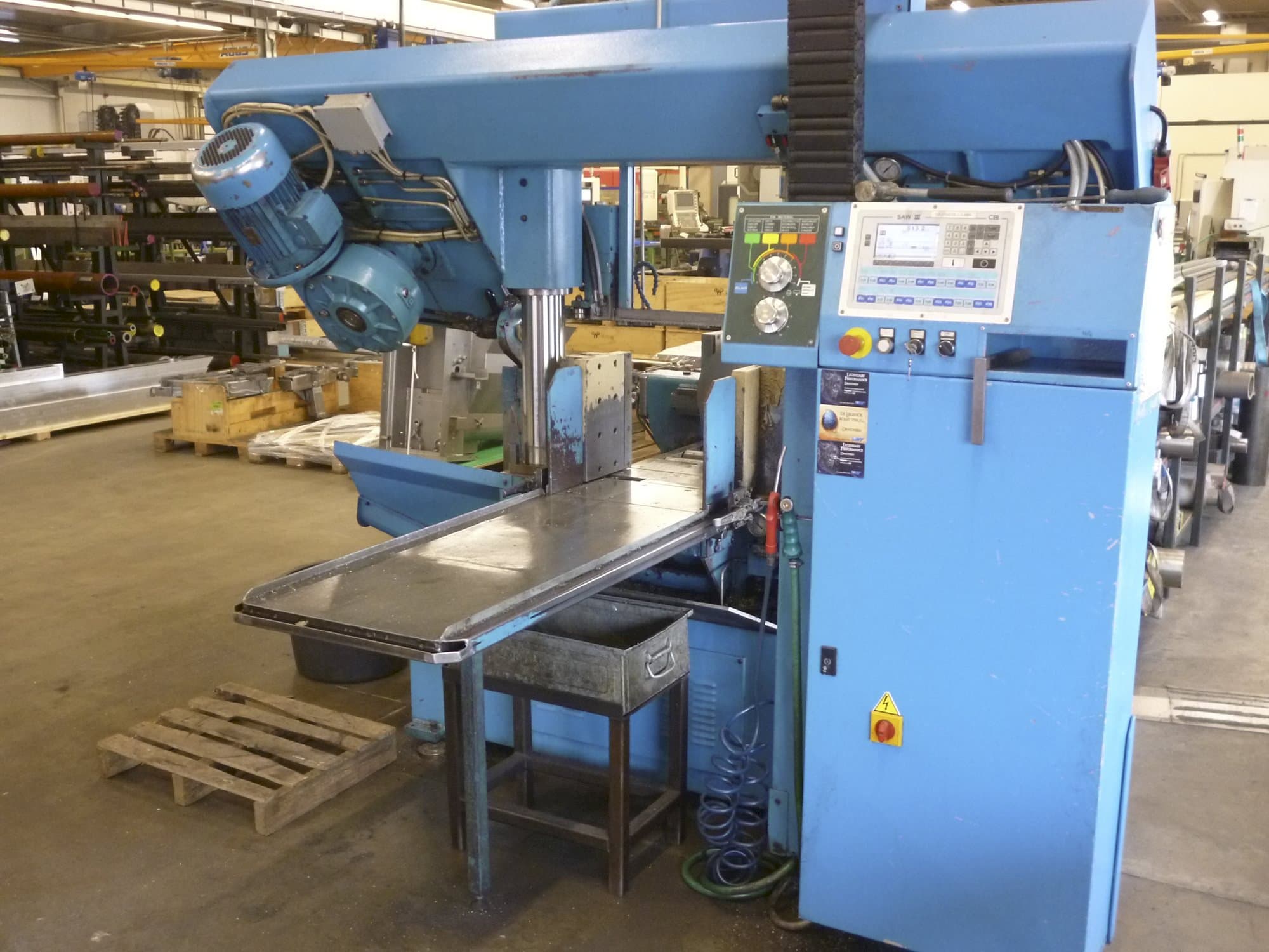 Koneen  DoALL etunäkymä 450