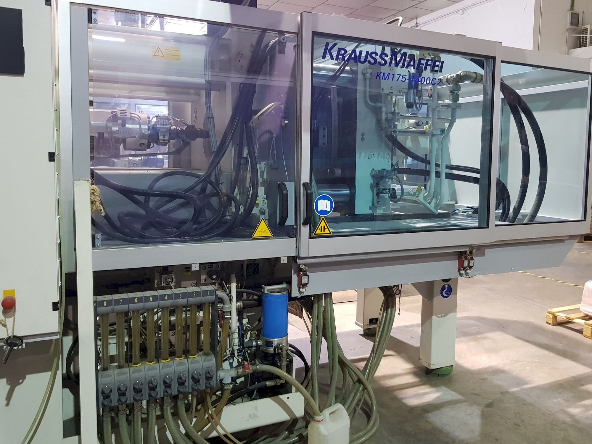 Koneen  Krauss Maffei 175-1400 C2 etunäkymä