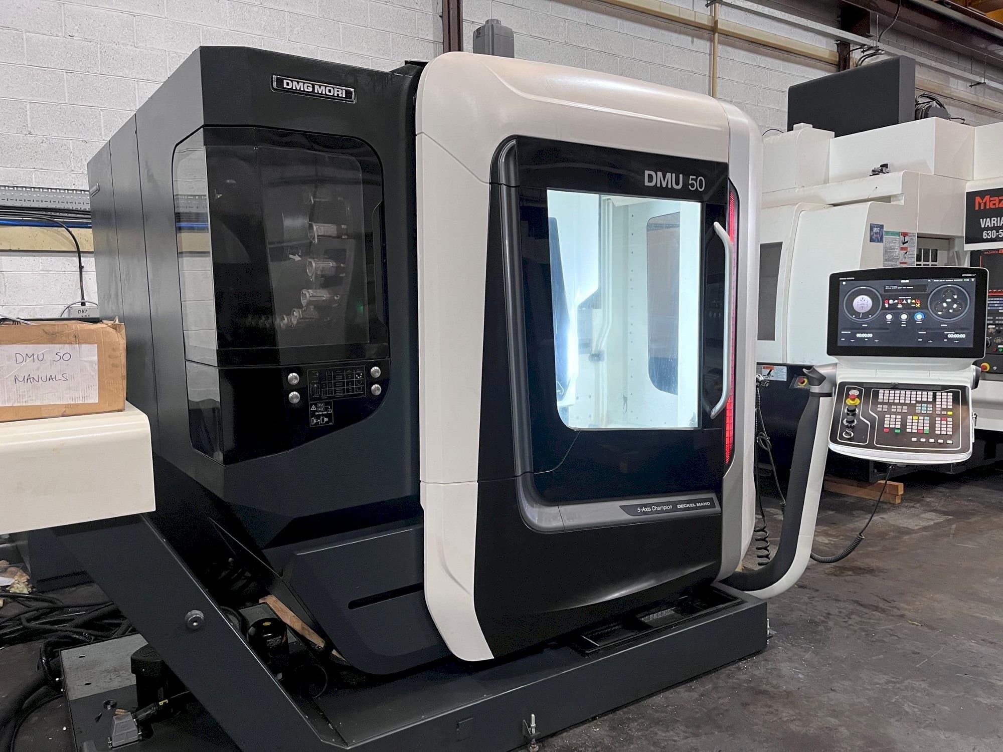 Koneen  DMG DMU 50 etunäkymä