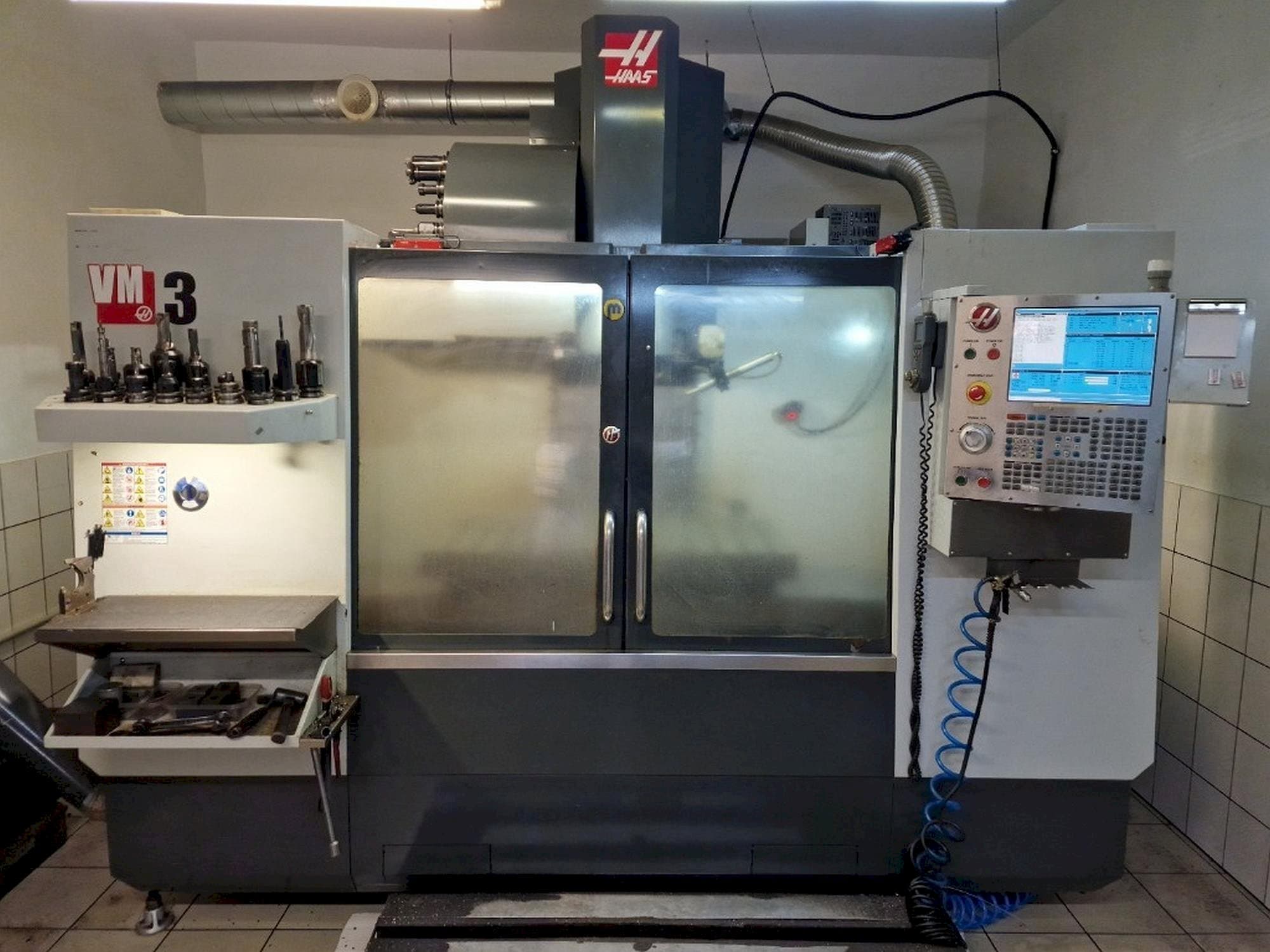 Koneen  HAAS VM-3 etunäkymä