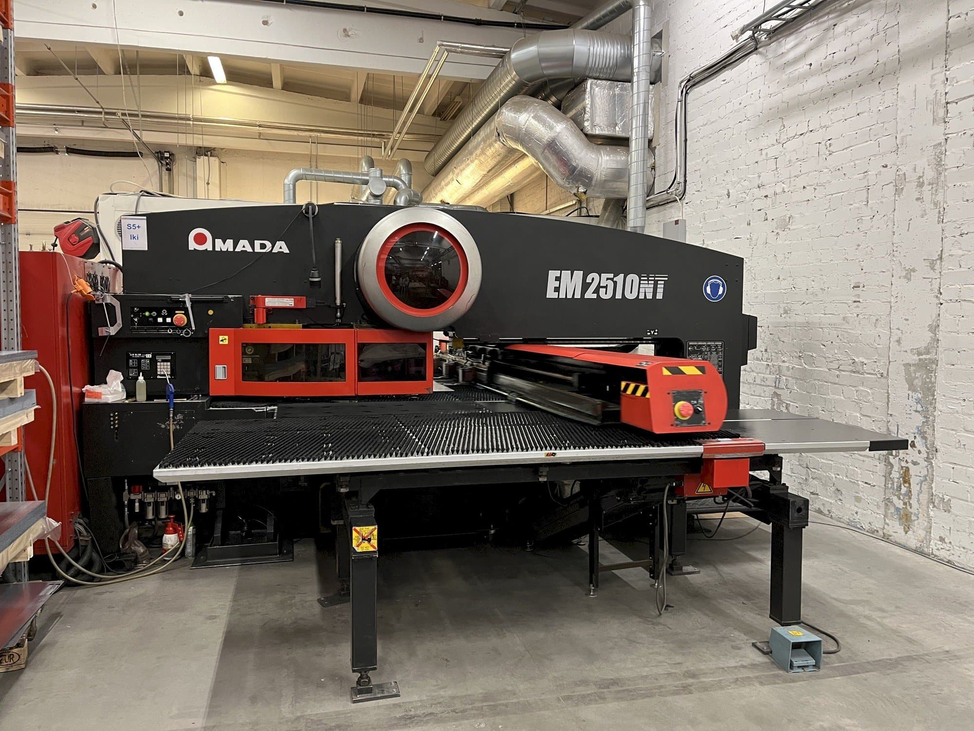 Koneen  AMADA EM2510NT etunäkymä