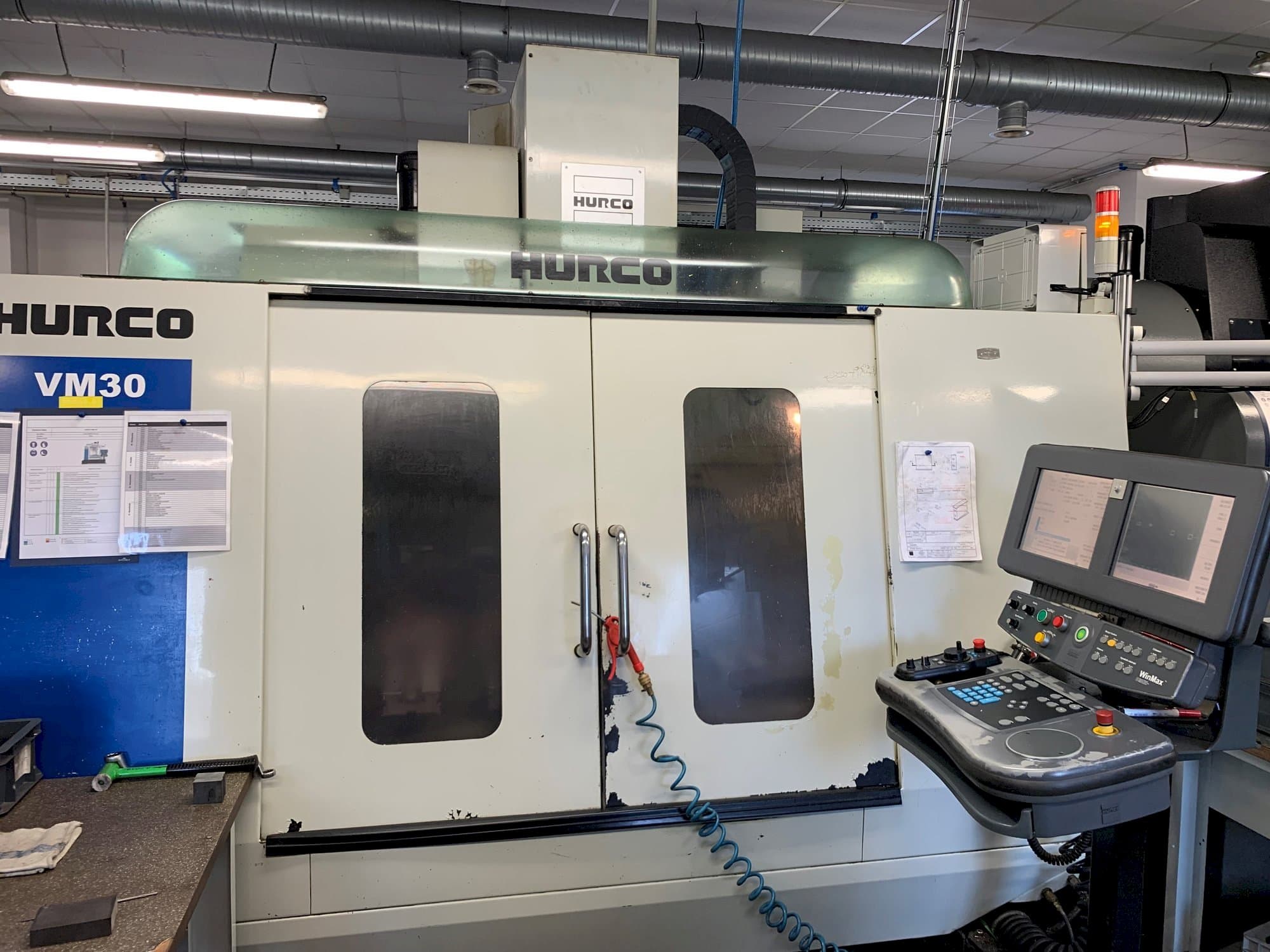 Koneen  Hurco VM30 etunäkymä