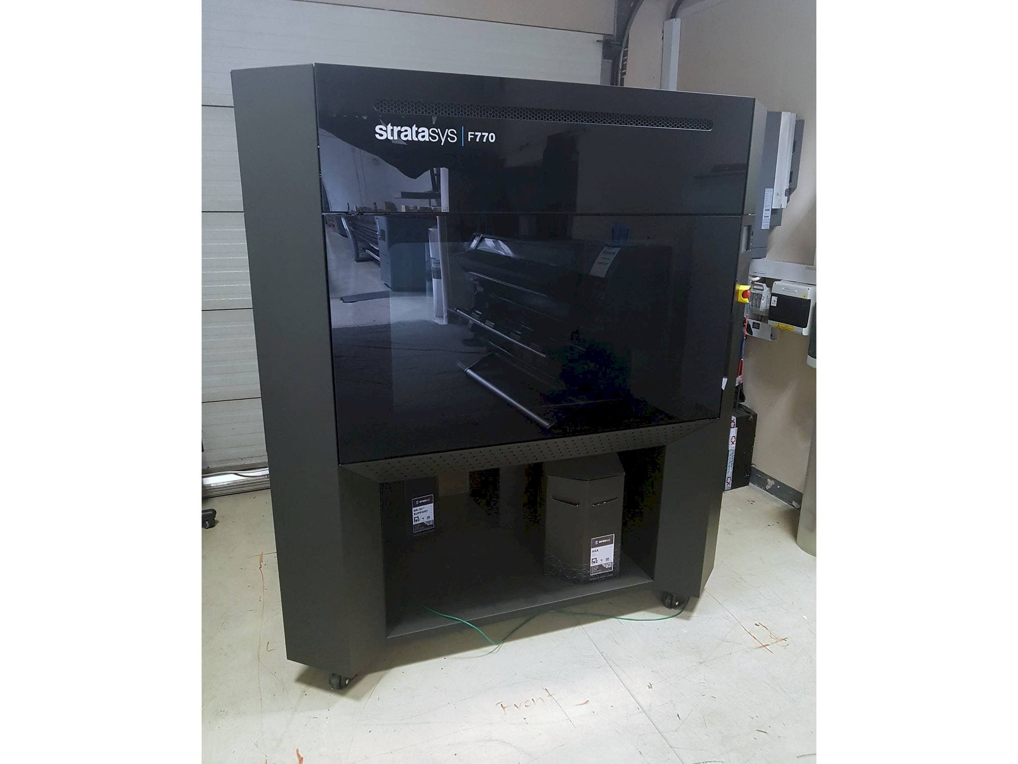 Koneen  Stratasys F770 etunäkymä