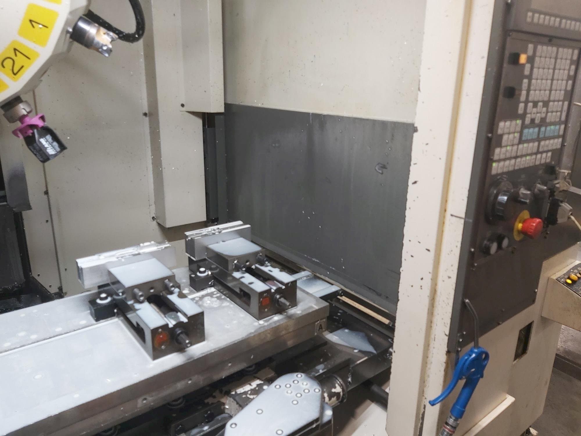 Koneen  FANUC Robodrill Alpha T21iE etunäkymä