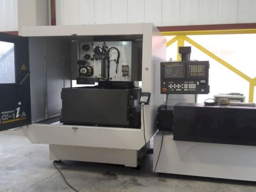 Koneen  FANUC Robocut α-1iA etunäkymä