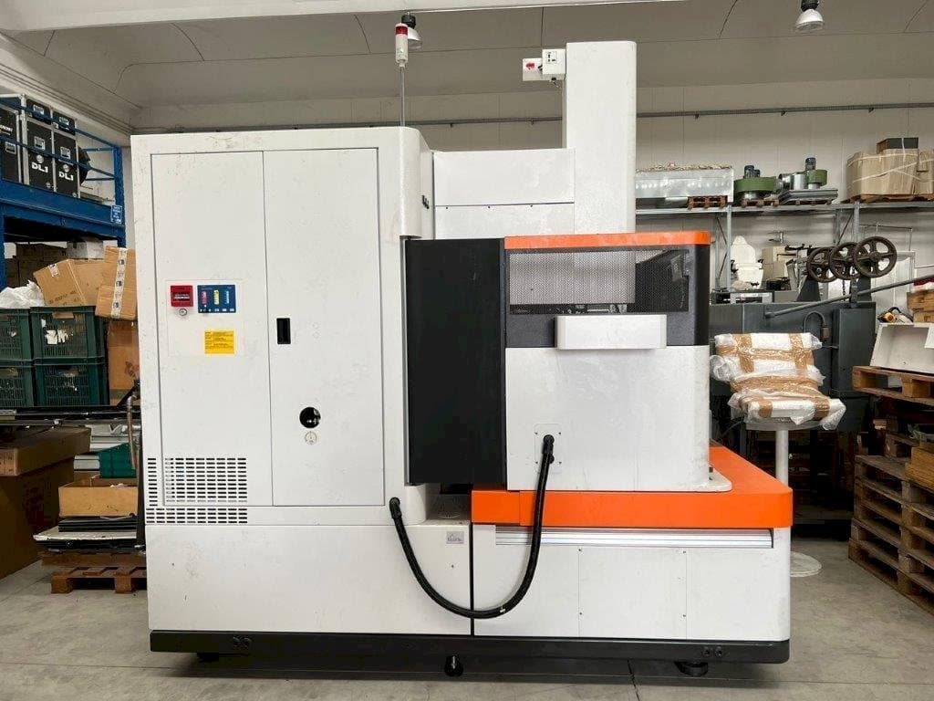 Koneen  AgieCharmilles FORM 30 etunäkymä