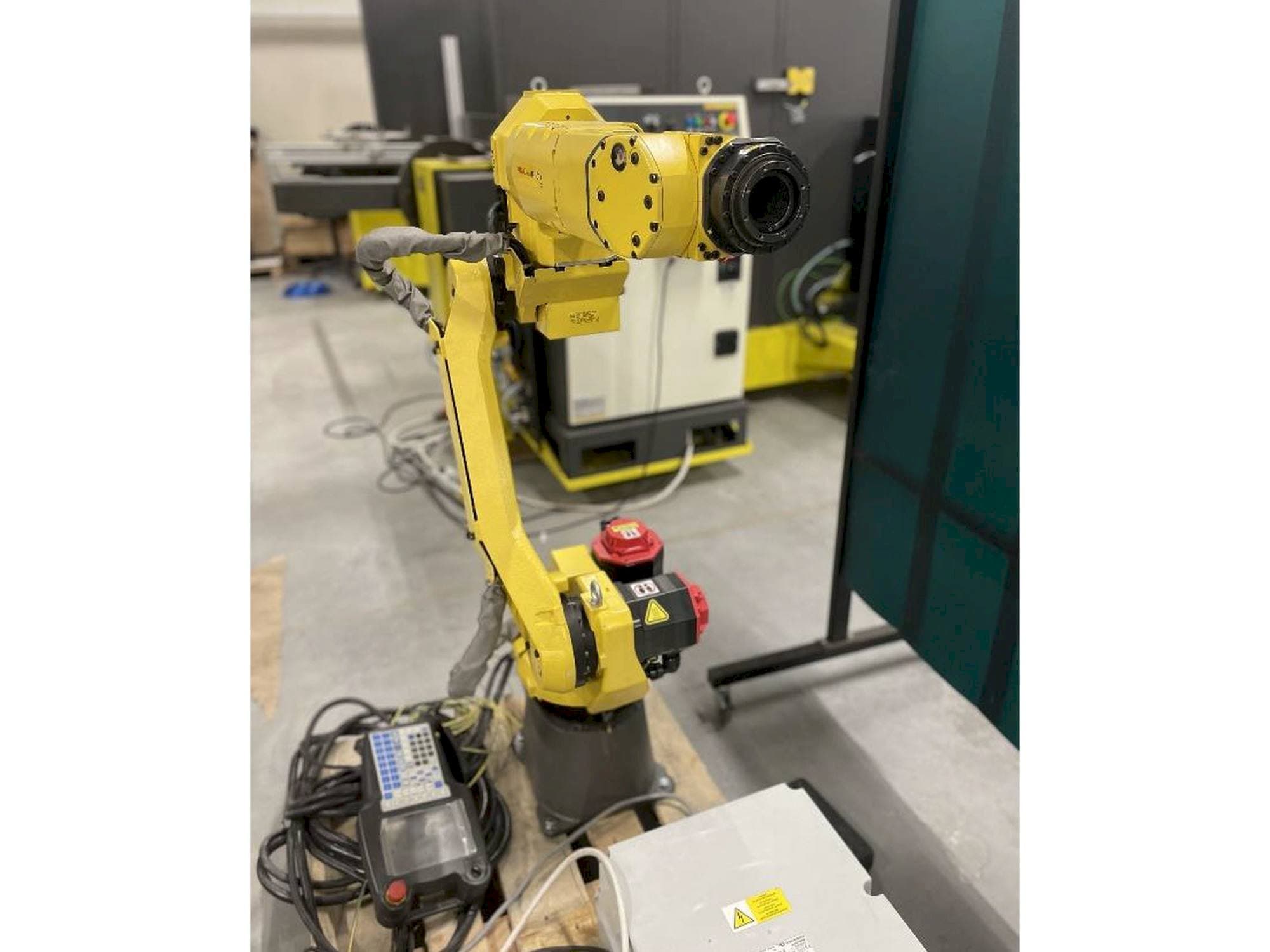 Koneen  FANUC M10iA/12 etunäkymä