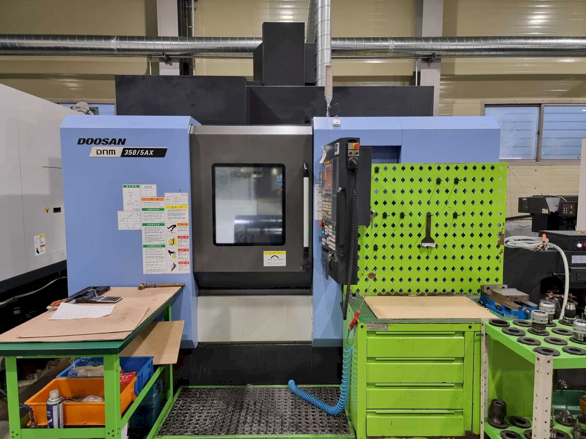 Koneen  Doosan DNM350/5AX etunäkymä