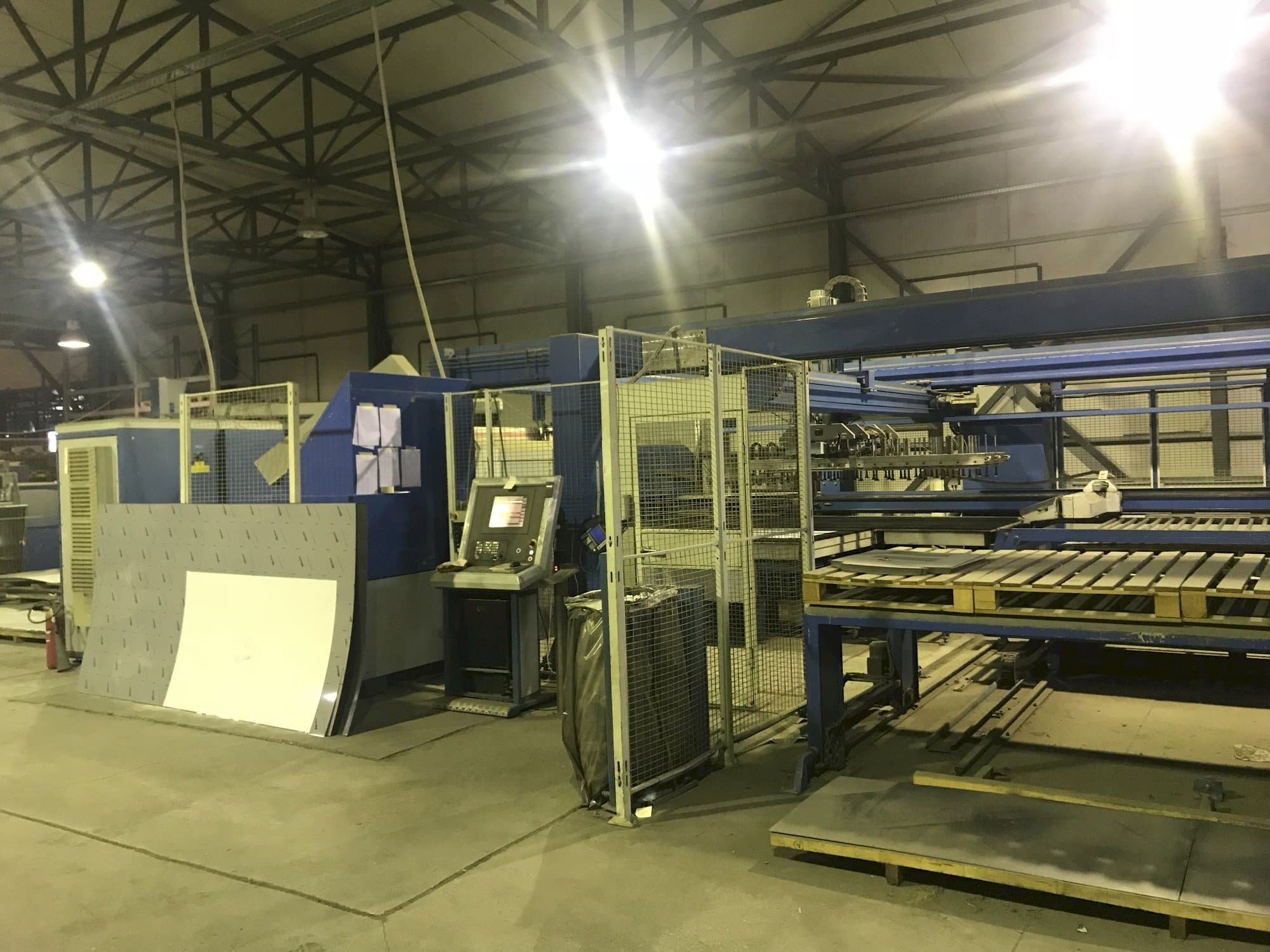 Koneen  Finn-Power LP6 etunäkymä