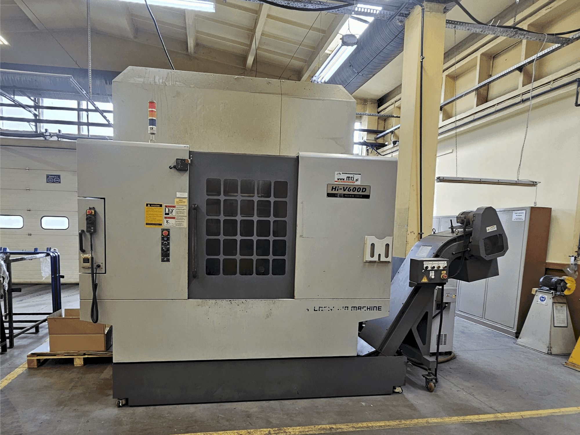 Koneen  HYUNDAI KIA Hi-V600D etunäkymä