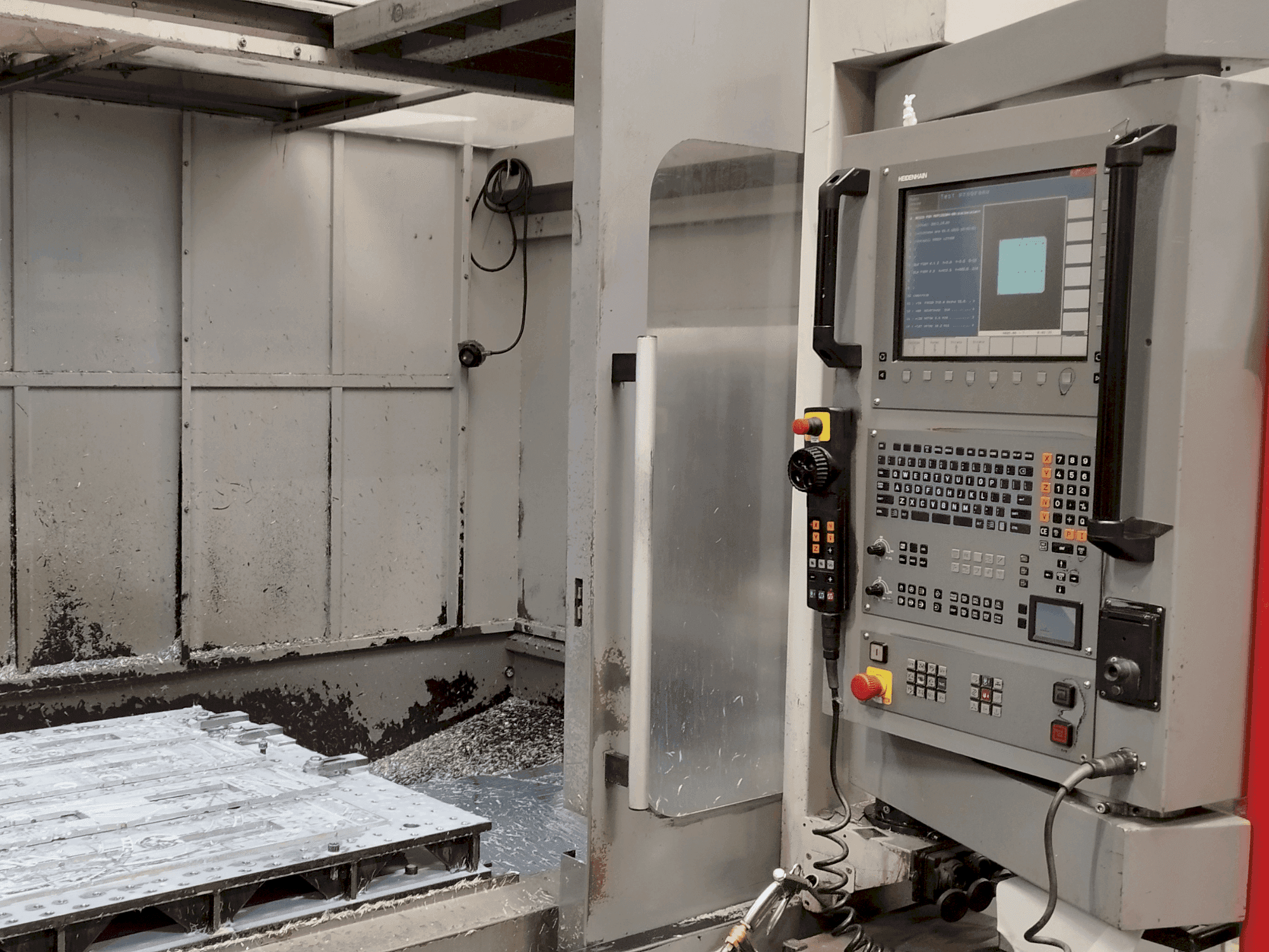 Koneen  Leadwell V80I etunäkymä