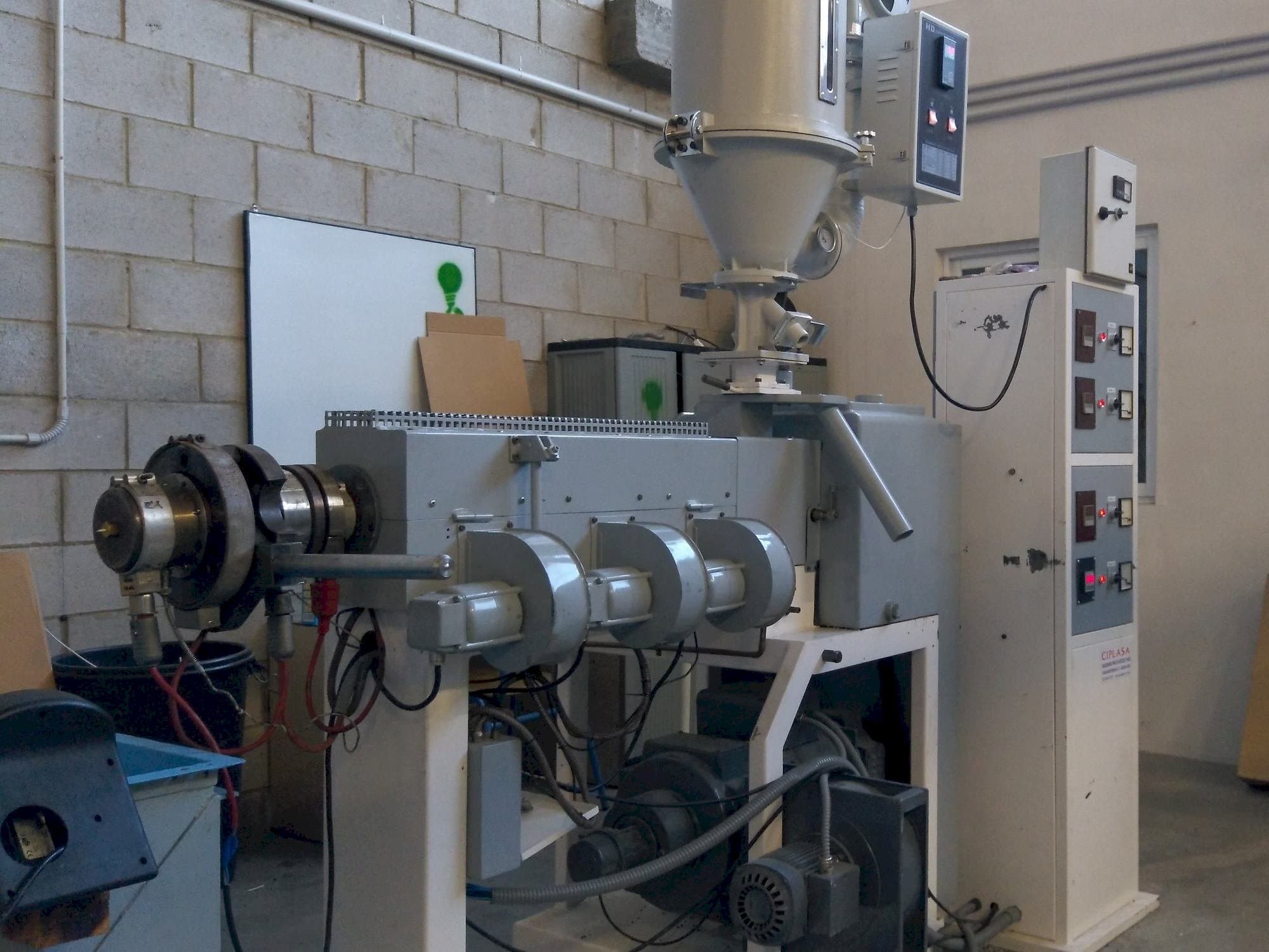 Koneen  Mateu & Solé EX 38 vasemman sivun näkymä