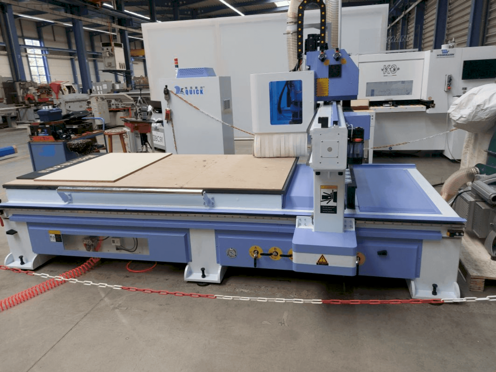 Koneen  QUICK CNC UE-481 etunäkymä