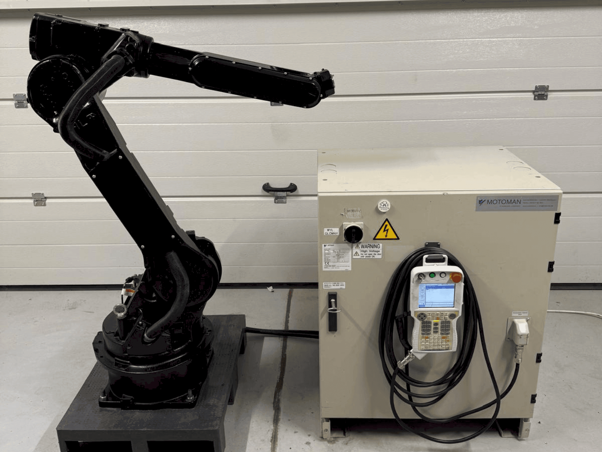 Koneen  Yaskawa Motoman YR HP 20D etunäkymä