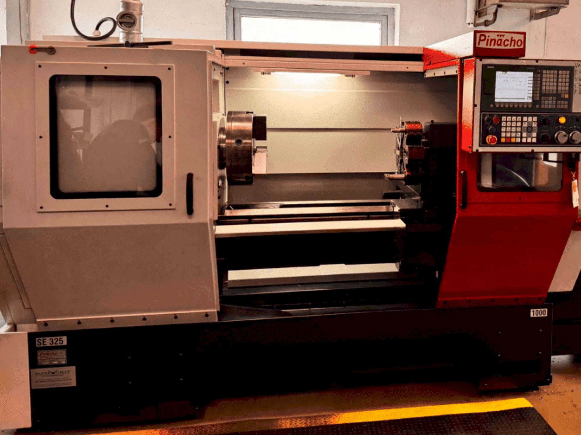 Koneen  Pinacho SE325 etunäkymä