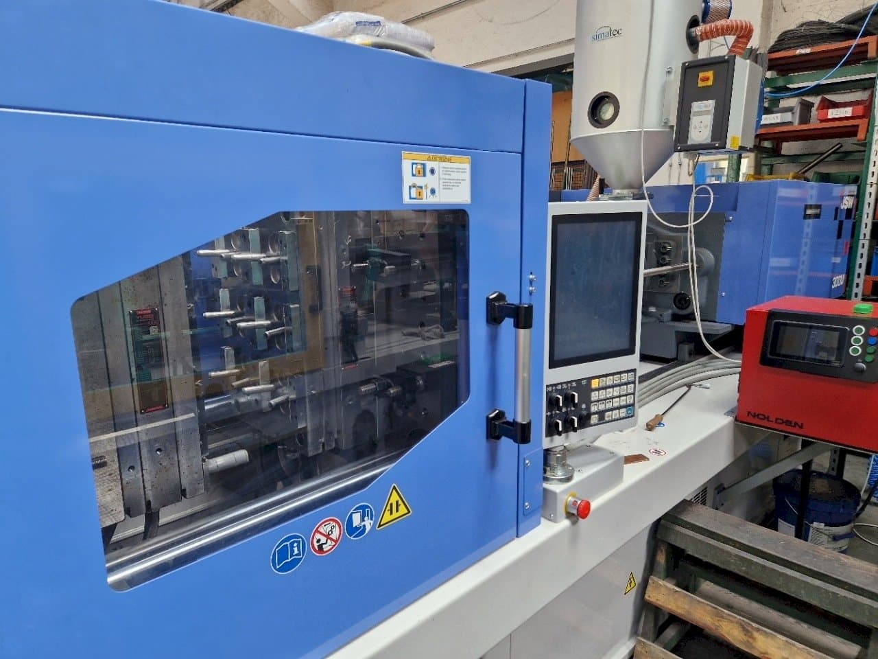 Koneen  JSW J180ADS-300U vasemman sivun näkymä