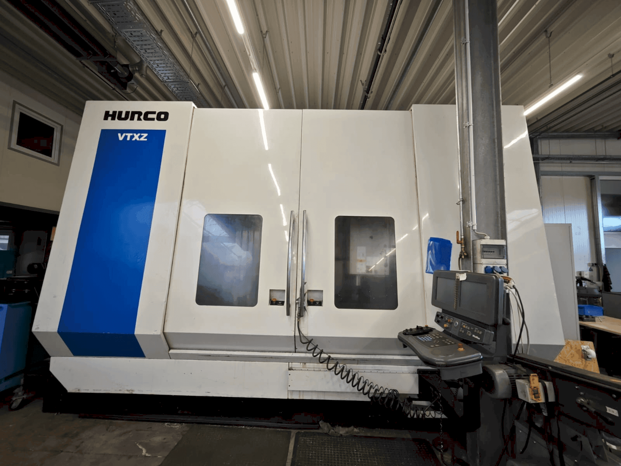Koneen  Hurco VTXZ etunäkymä