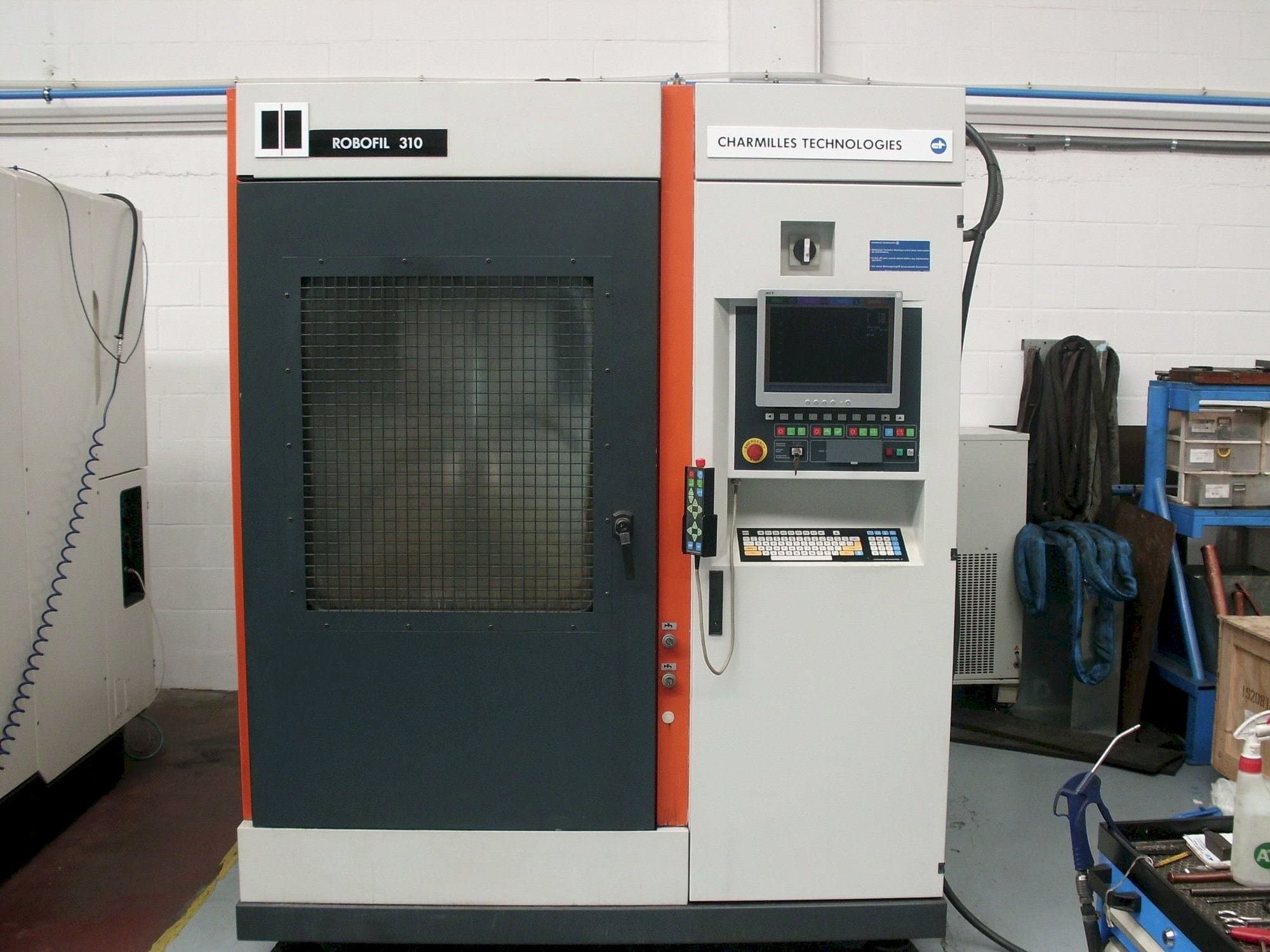 Koneen  CHARMILLES Robofil 310 etunäkymä