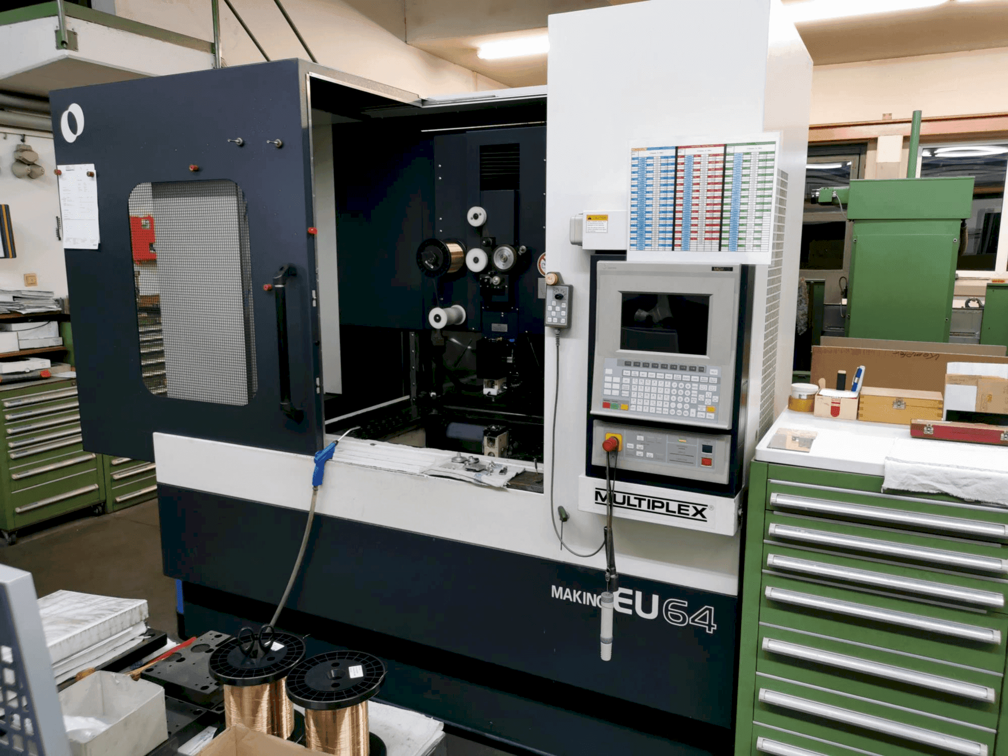 Koneen  Makino EU64 etunäkymä