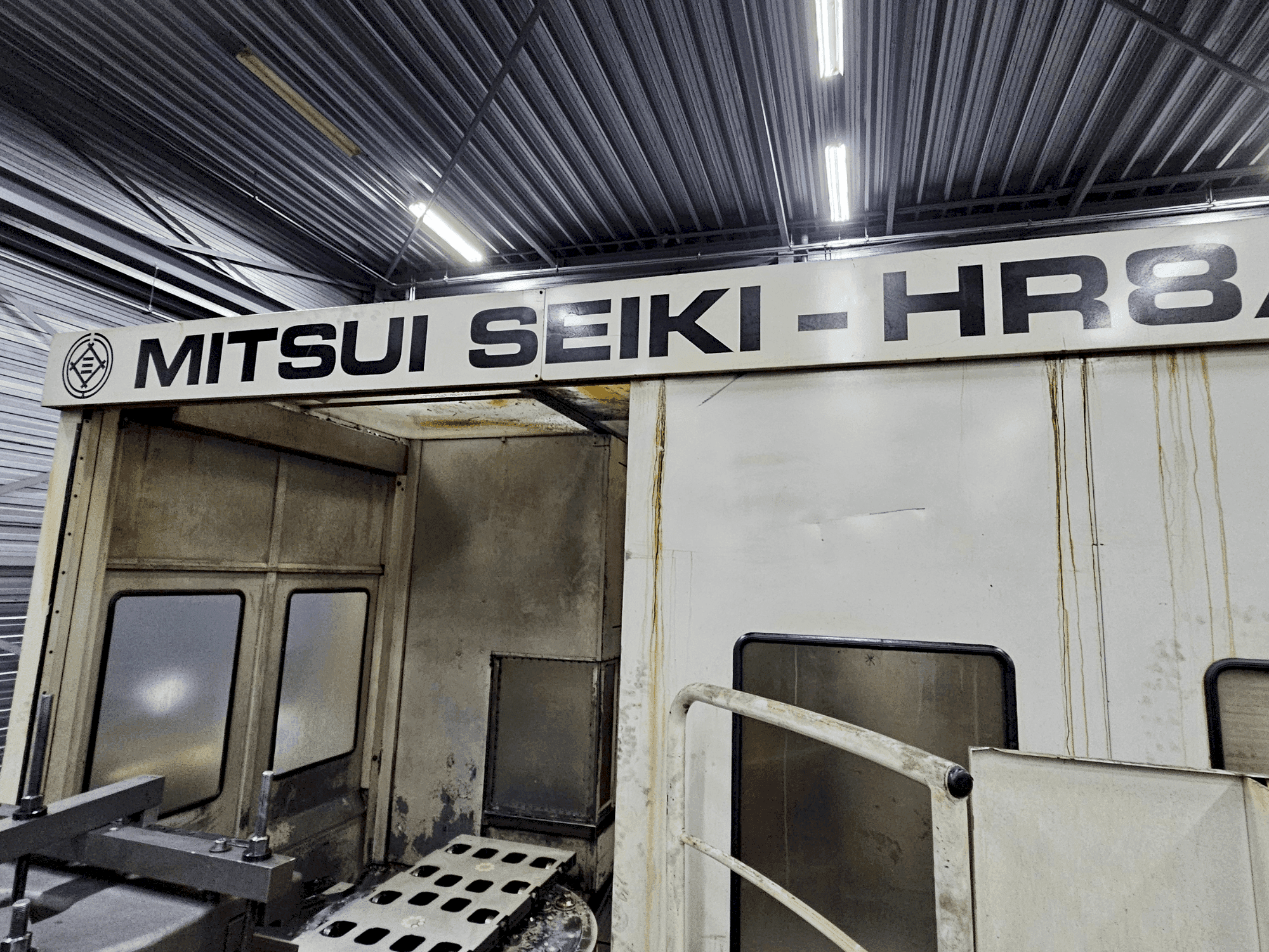 Koneen  Mitsui Seiki HR8A etunäkymä