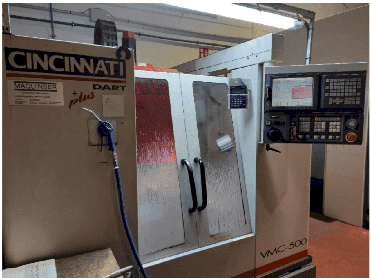 Koneen  Cincinnati Dart Plus VMC-500 etunäkymä