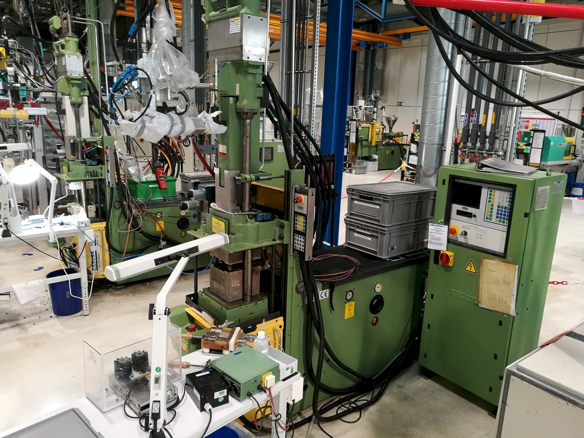 Koneen  Arburg 221M-350-75U etunäkymä