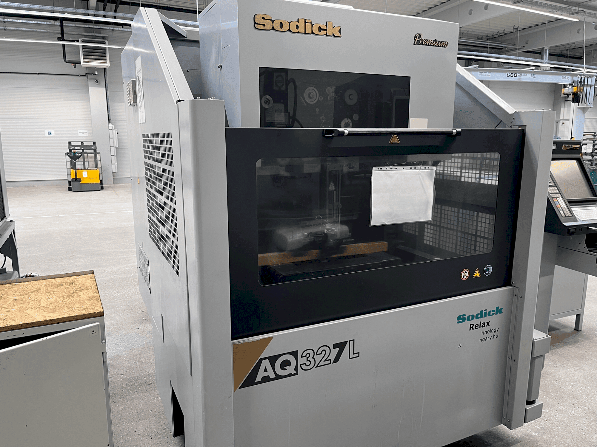 Koneen  Sodick AQ327L etunäkymä