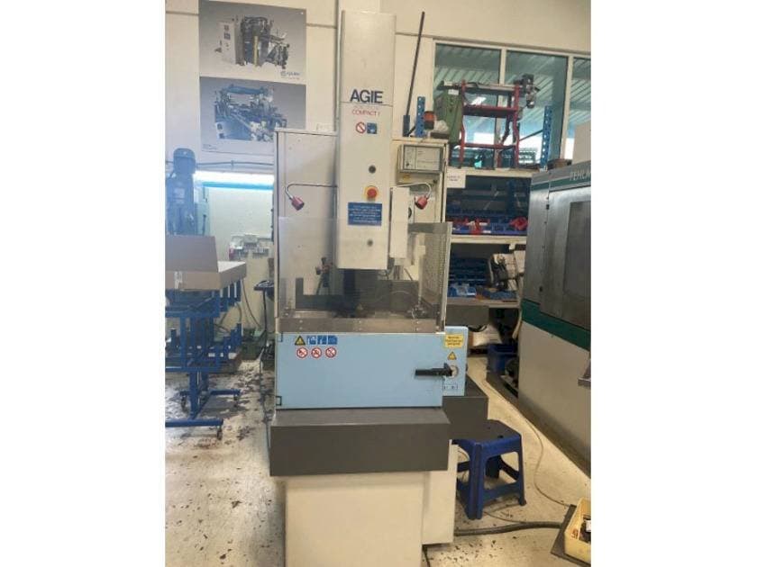 Koneen  AGIE Agietron Compact 1 etunäkymä