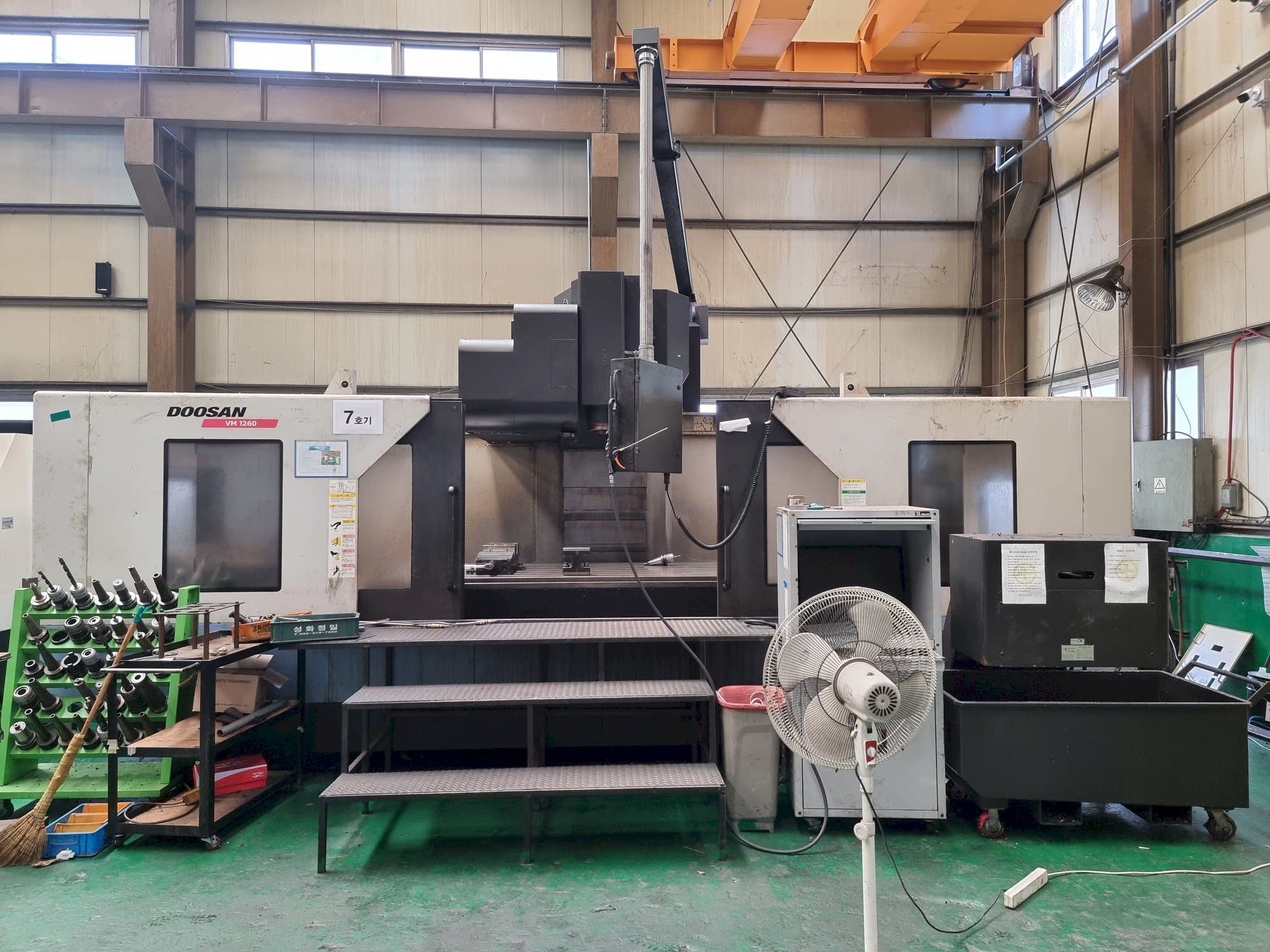 Koneen  Doosan VM1260 etunäkymä