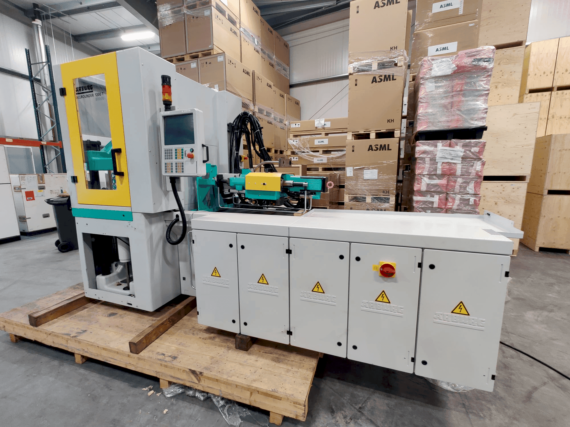 Koneen  Arburg ALLROUNDER 1200 T 800-70 etunäkymä