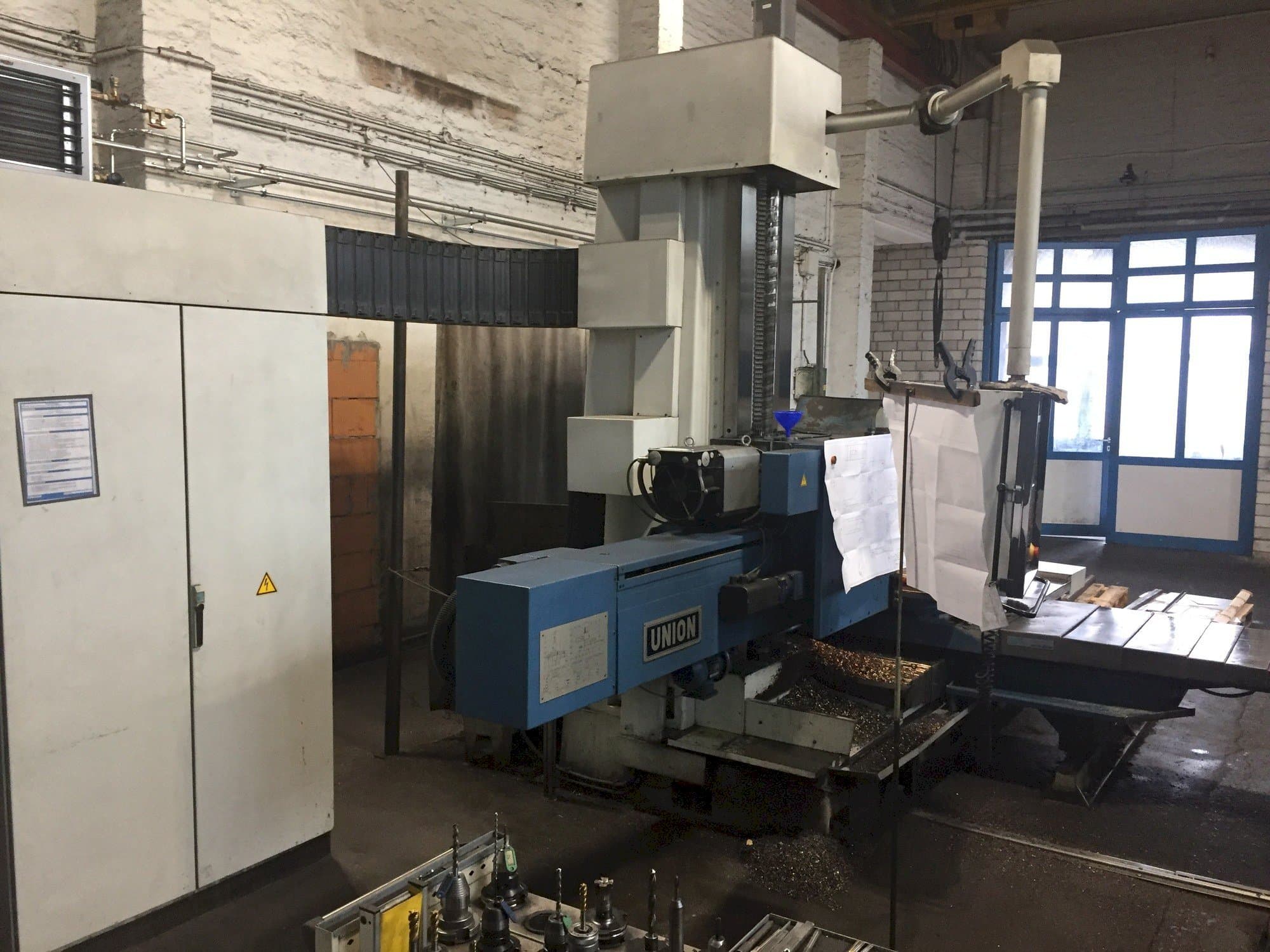 Koneen  Union BFT 102 vasemman sivun näkymä