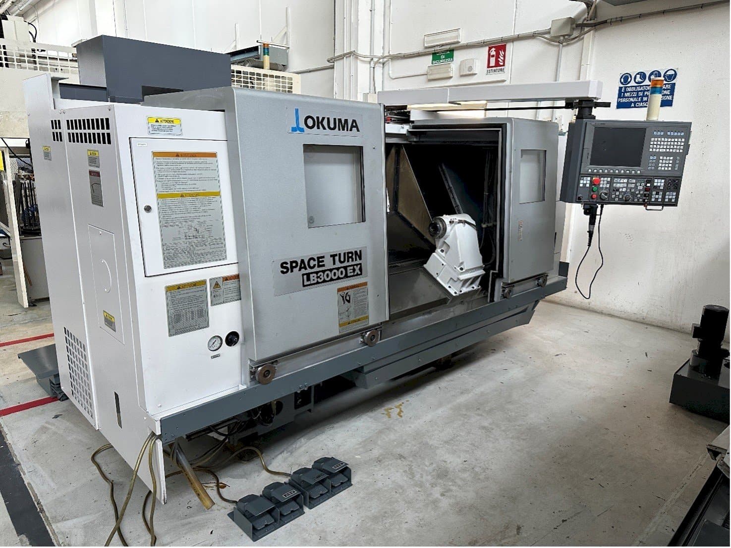 Koneen  Okuma LB 3000 EX etunäkymä