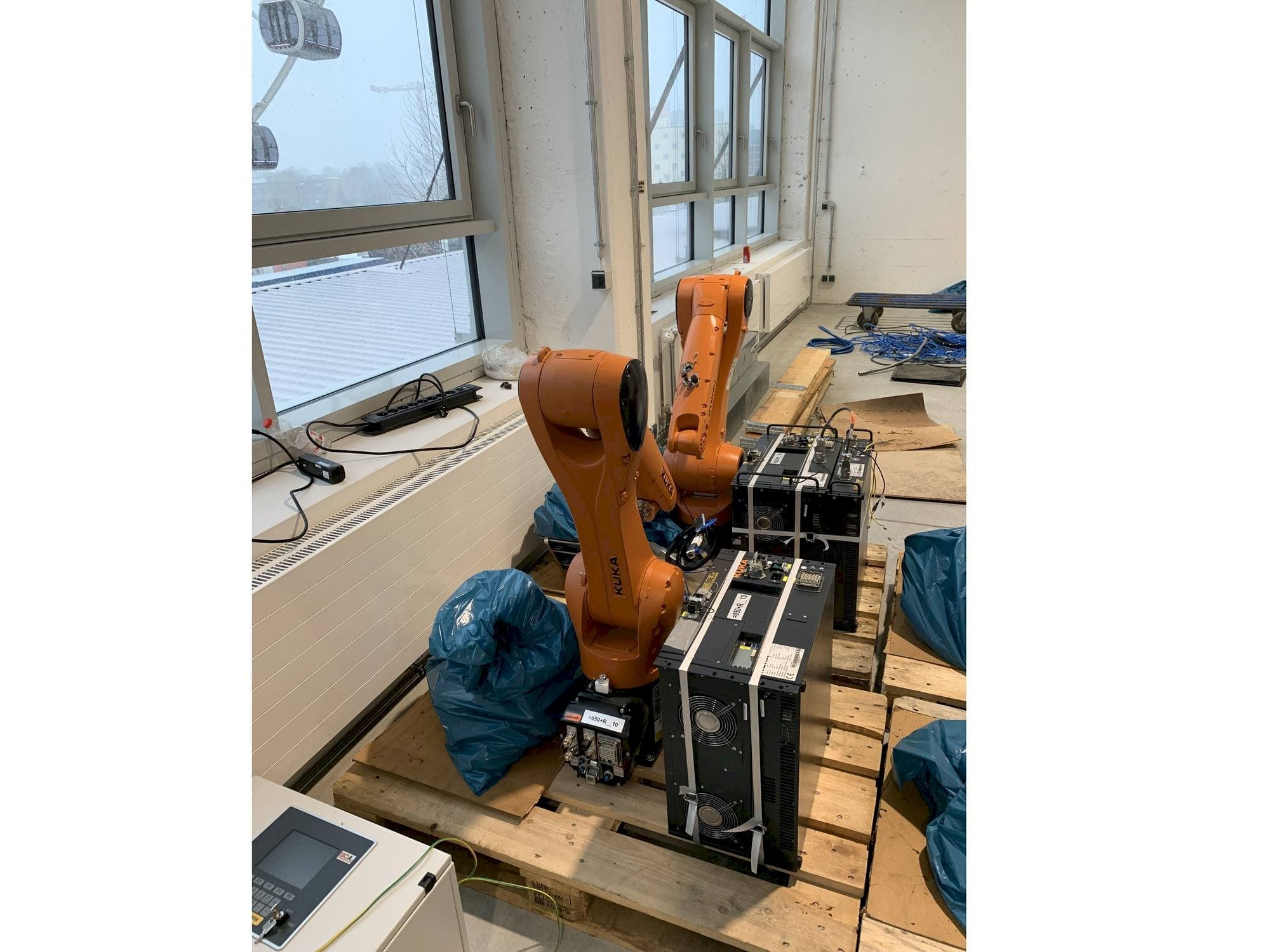Koneen  KUKA KR10 R1100 etunäkymä