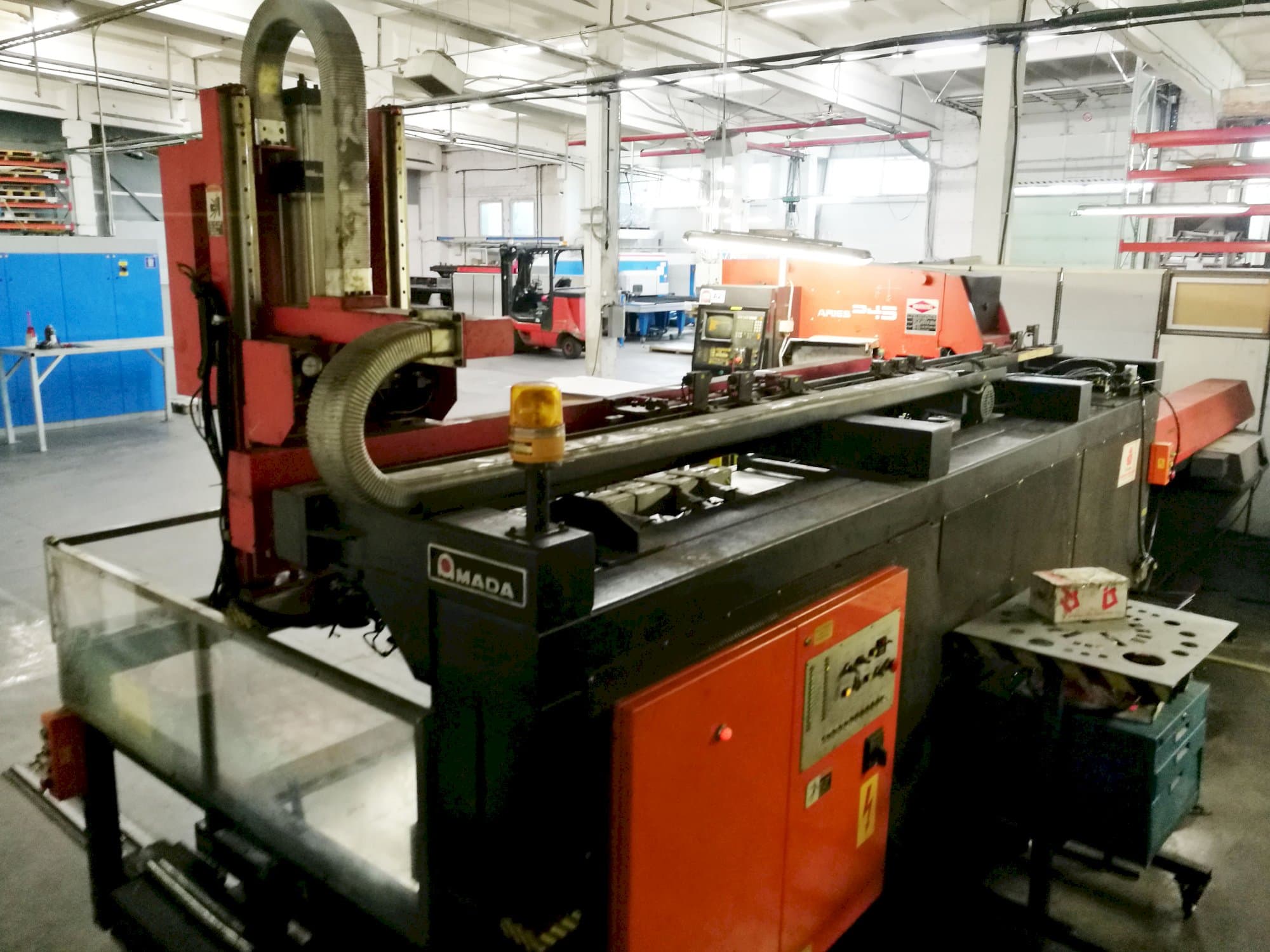 Koneen  AMADA vasemman sivun näkymä ARIES 245