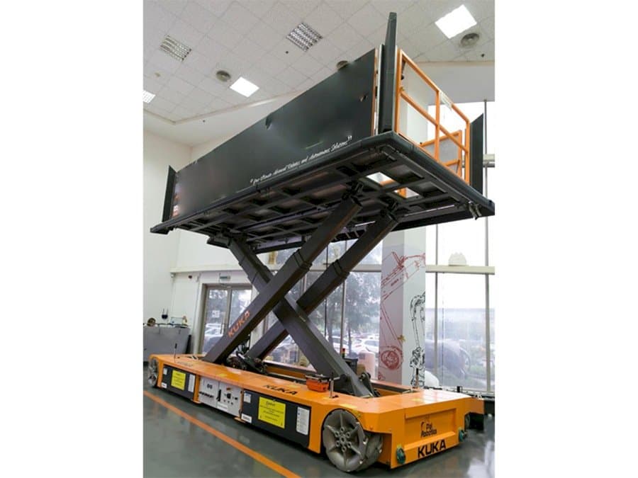 Koneen  KUKA KoM TL-3 E575 1000 etunäkymä