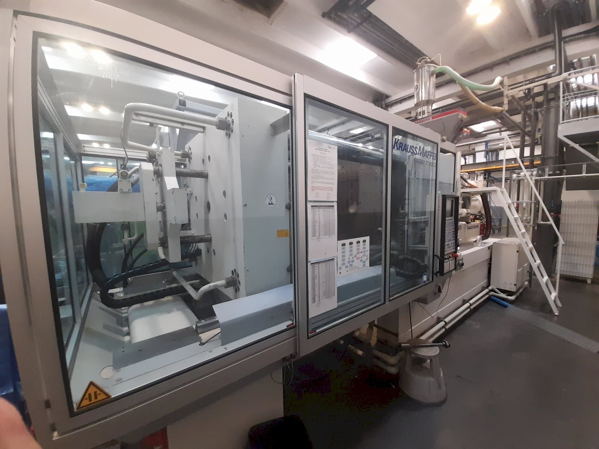 Koneen  Krauss Maffei 380-2700 C3 vasemman sivun näkymä
