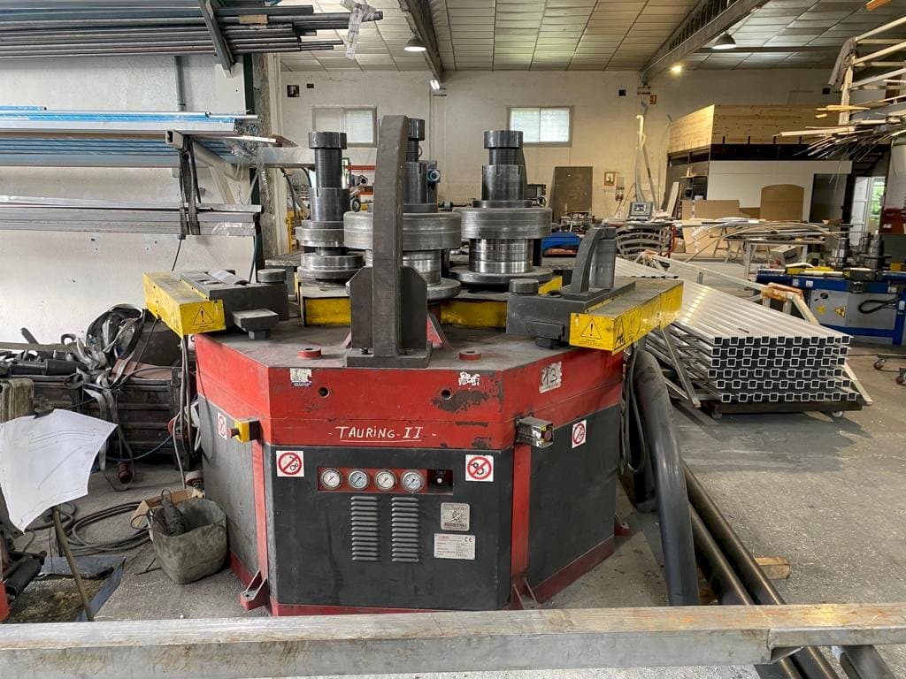 Koneen  Tauring Alfa 200 etunäkymä