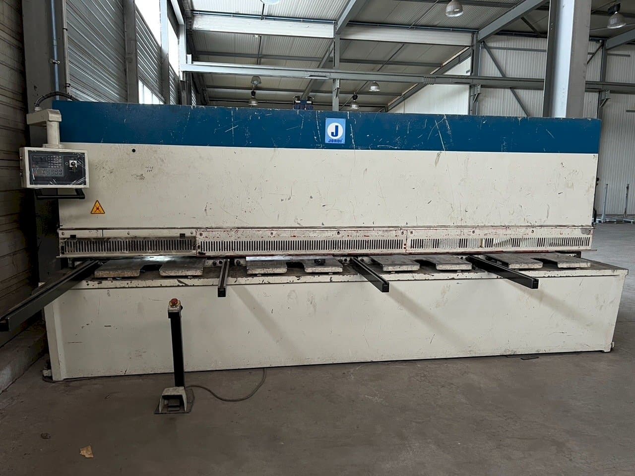 Koneen  JORDI CH 413 etunäkymä