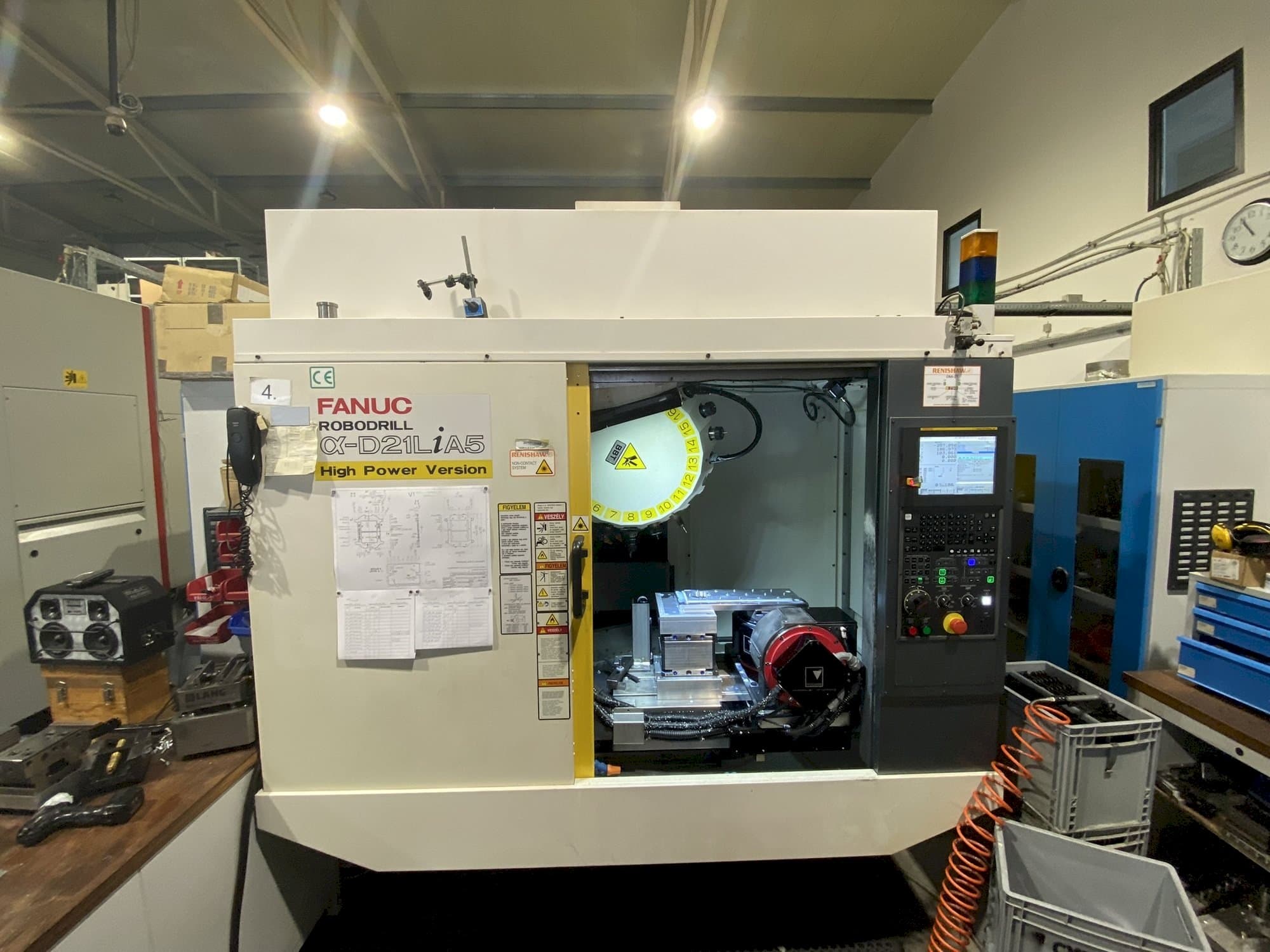 Koneen  FANUC Robodrill Alpha D21LiB5 etunäkymä