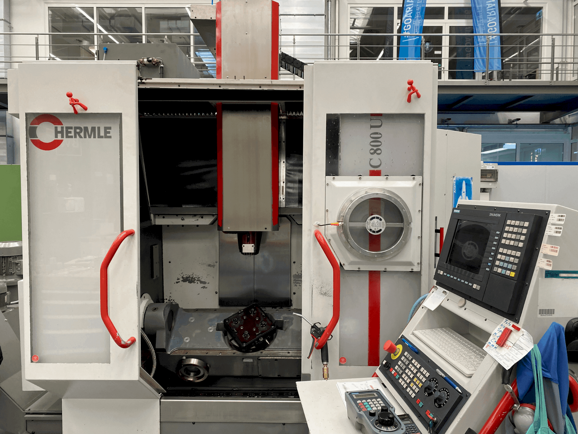 Koneen  HERMLE C800 U etunäkymä