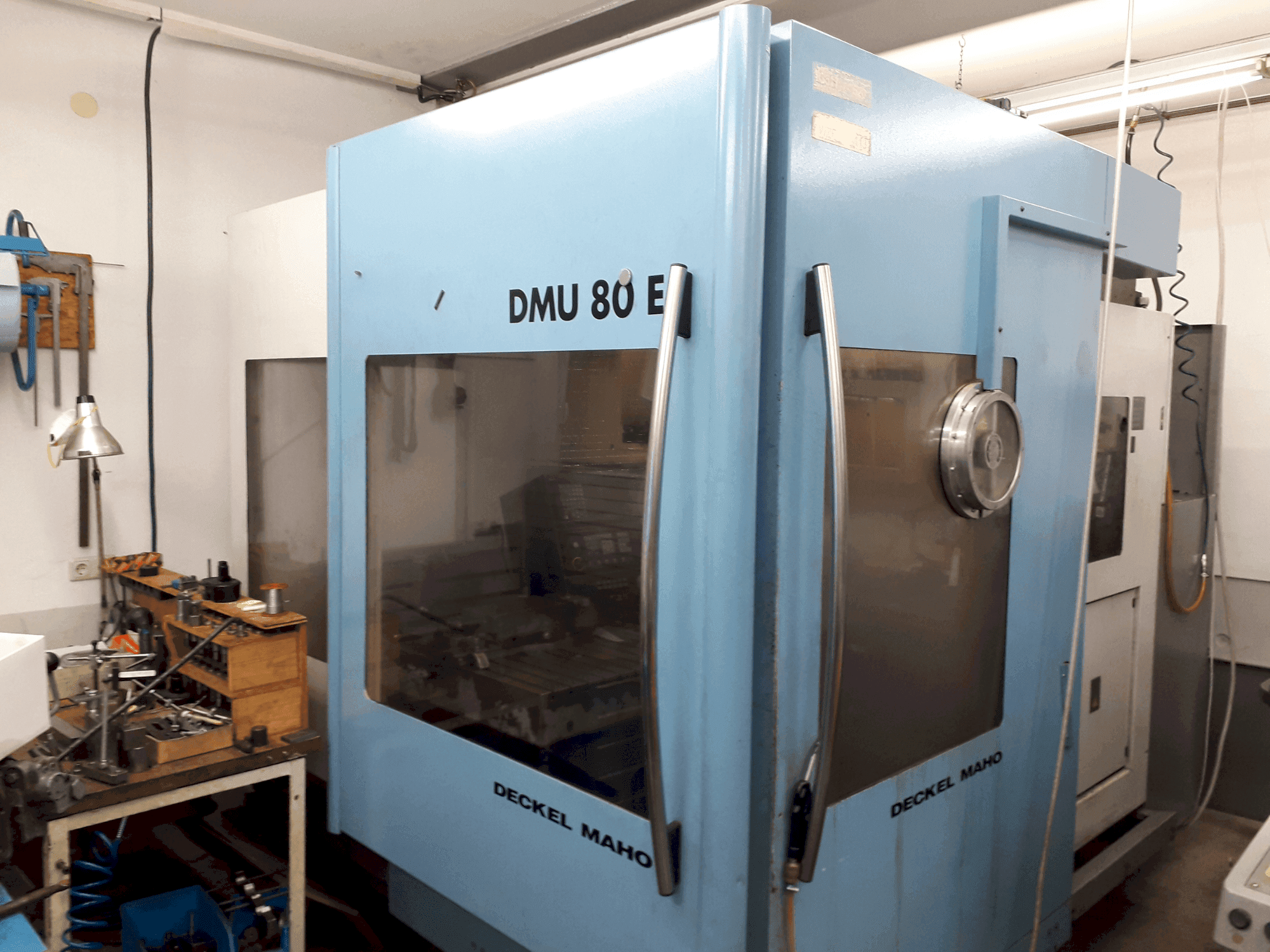 Koneen  DECKEL MAHO DMU 80E etunäkymä