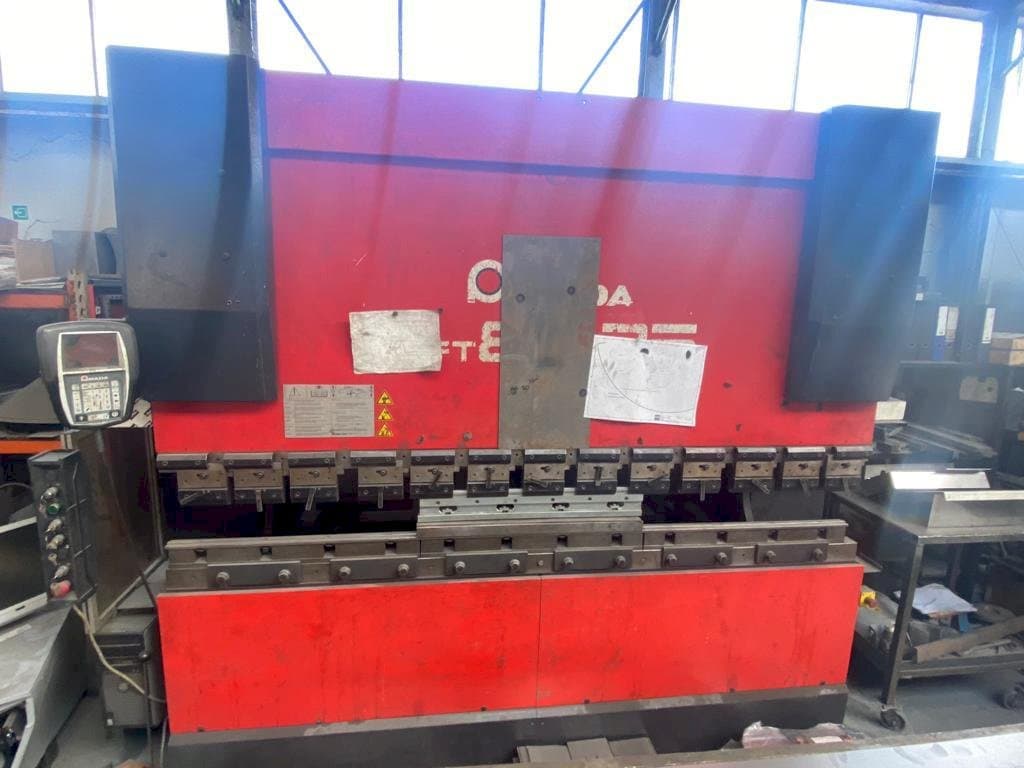 Koneen  AMADA HFT 80 25 etunäkymä