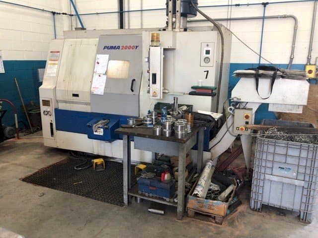 Koneen  DAEWOO Puma 2000Y etunäkymä