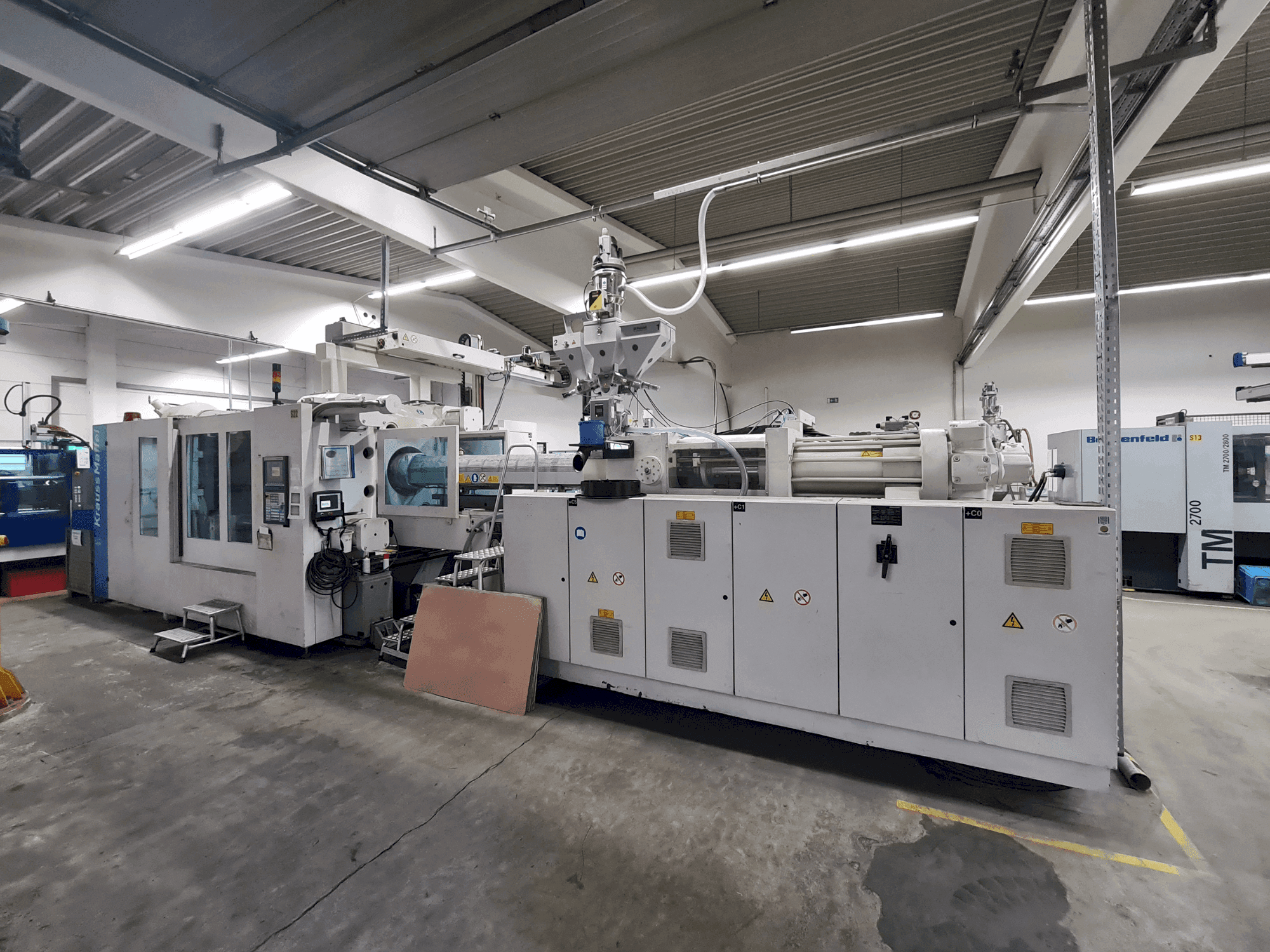 Koneen  Krauss Maffei 800-6100 MX etunäkymä