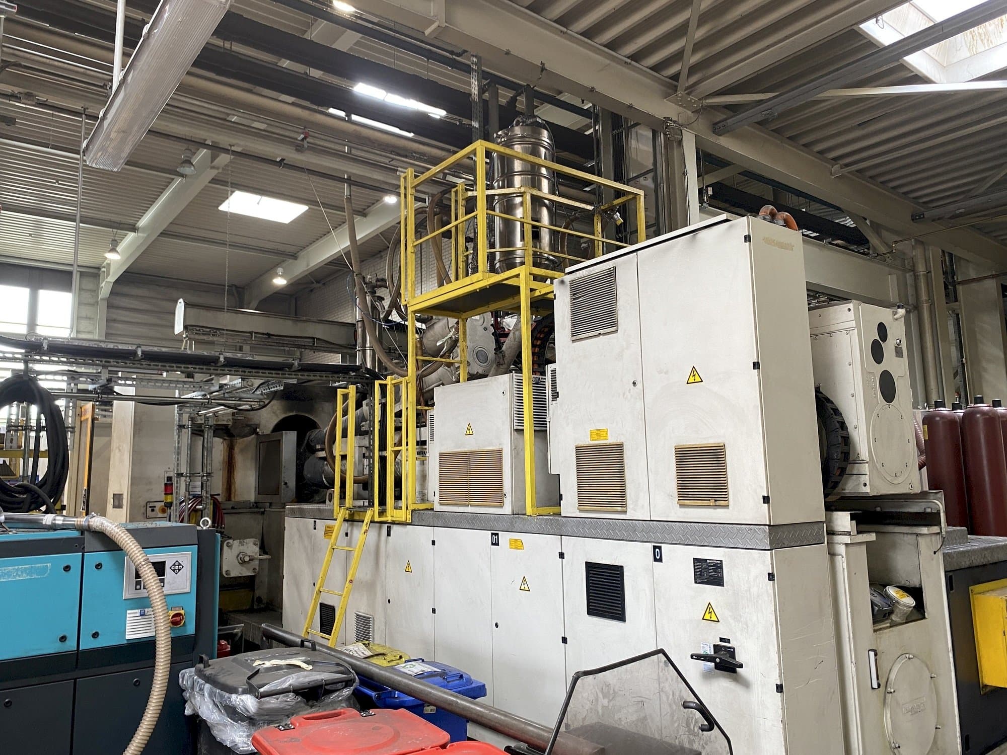 Koneen  Krauss Maffei 1600-12000-1400 MZ etunäkymä