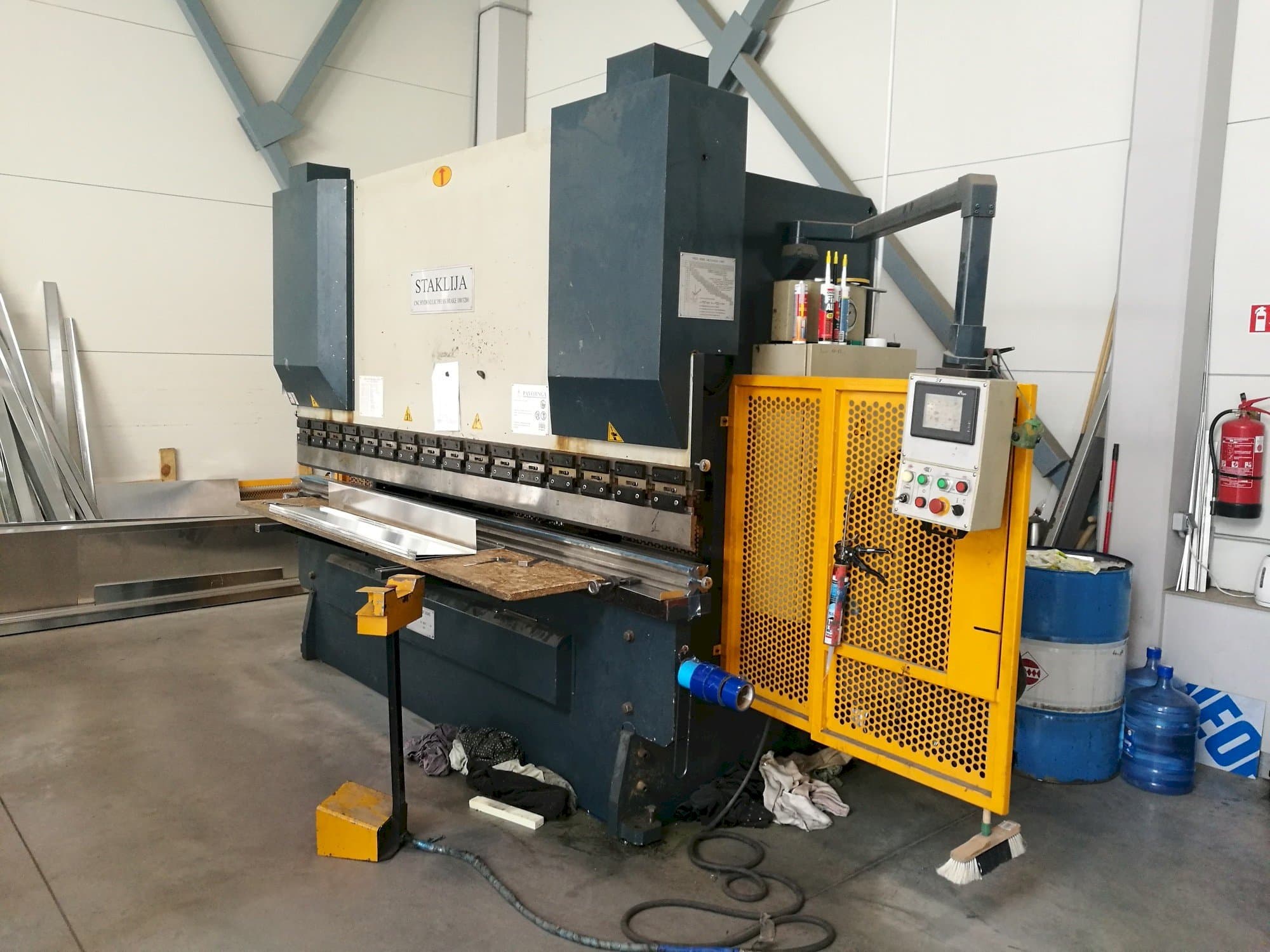 Koneen  Staklija WC67K-100x3200 etunäkymä