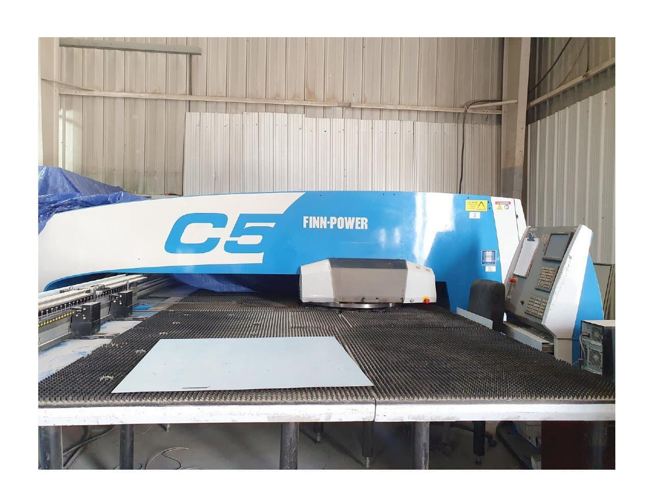 Koneen  Finn-Power C5 etunäkymä