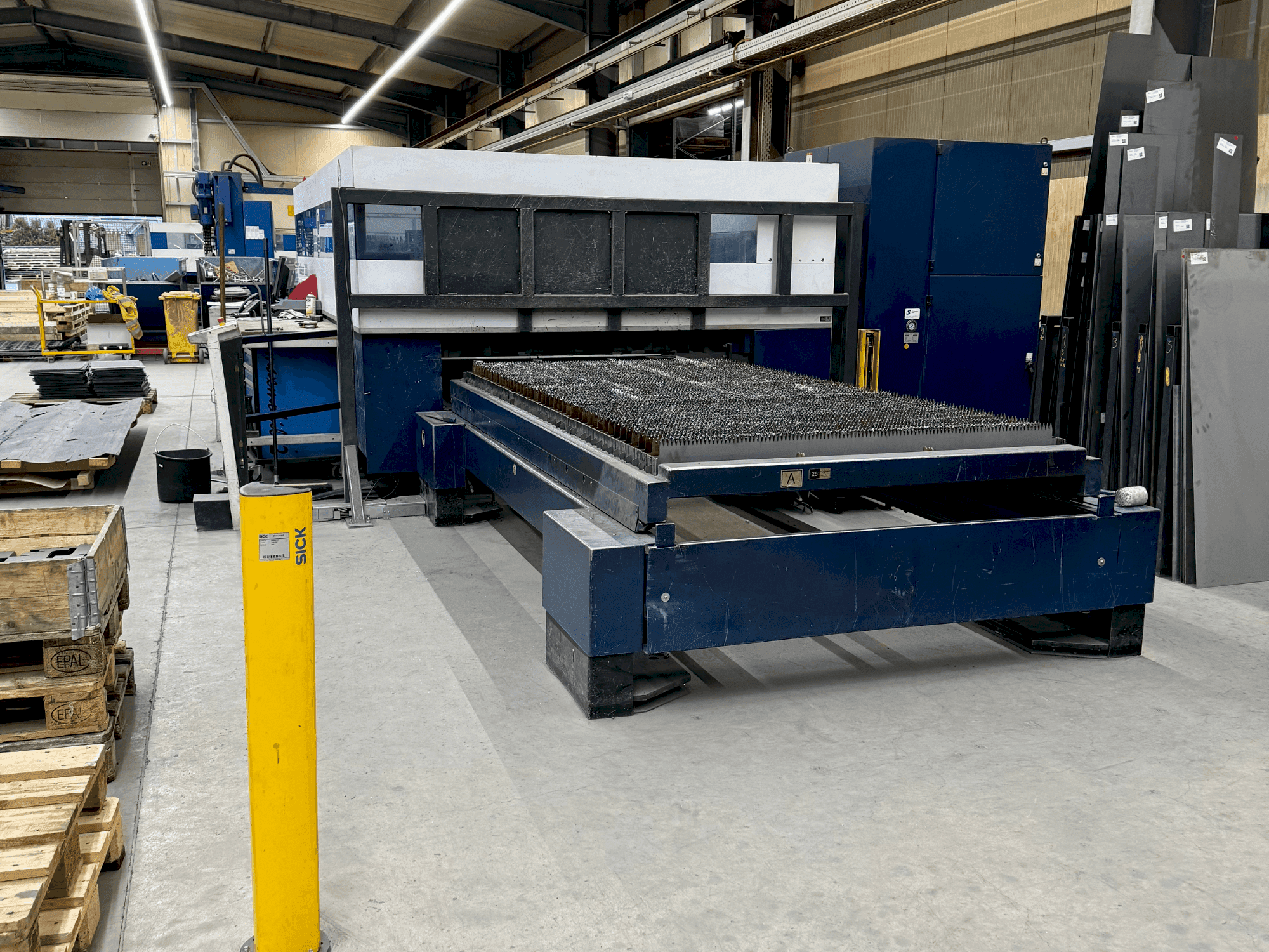Koneen  TRUMPF TruLaser 3030 4kW (L20) etunäkymä