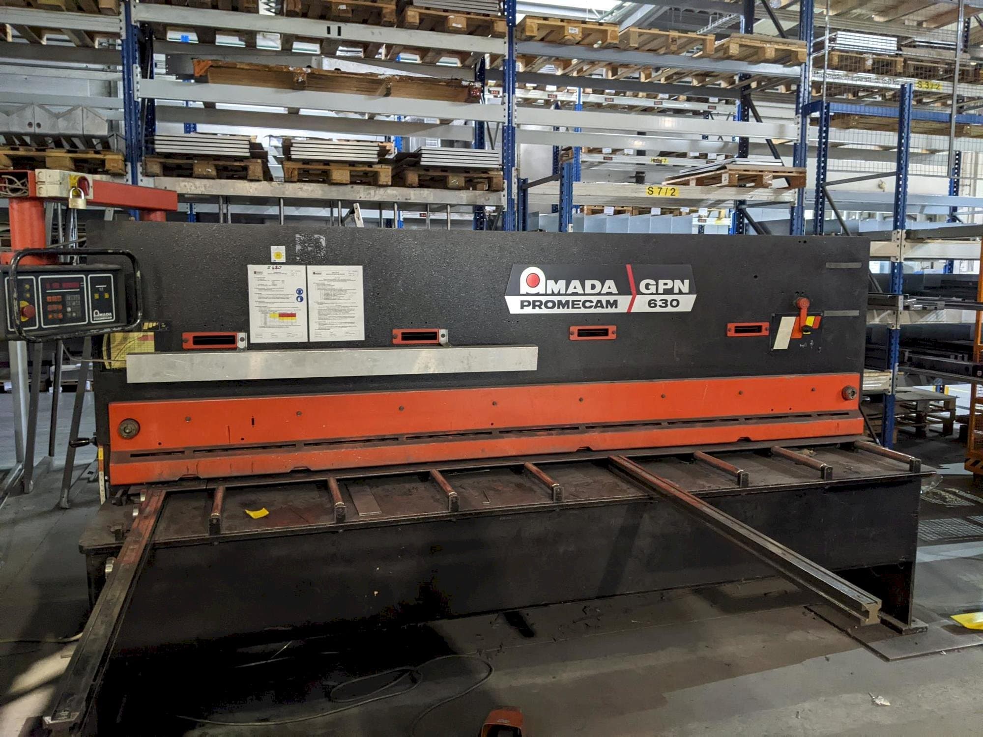 Koneen  AMADA Promecam Gpn 630 etunäkymä