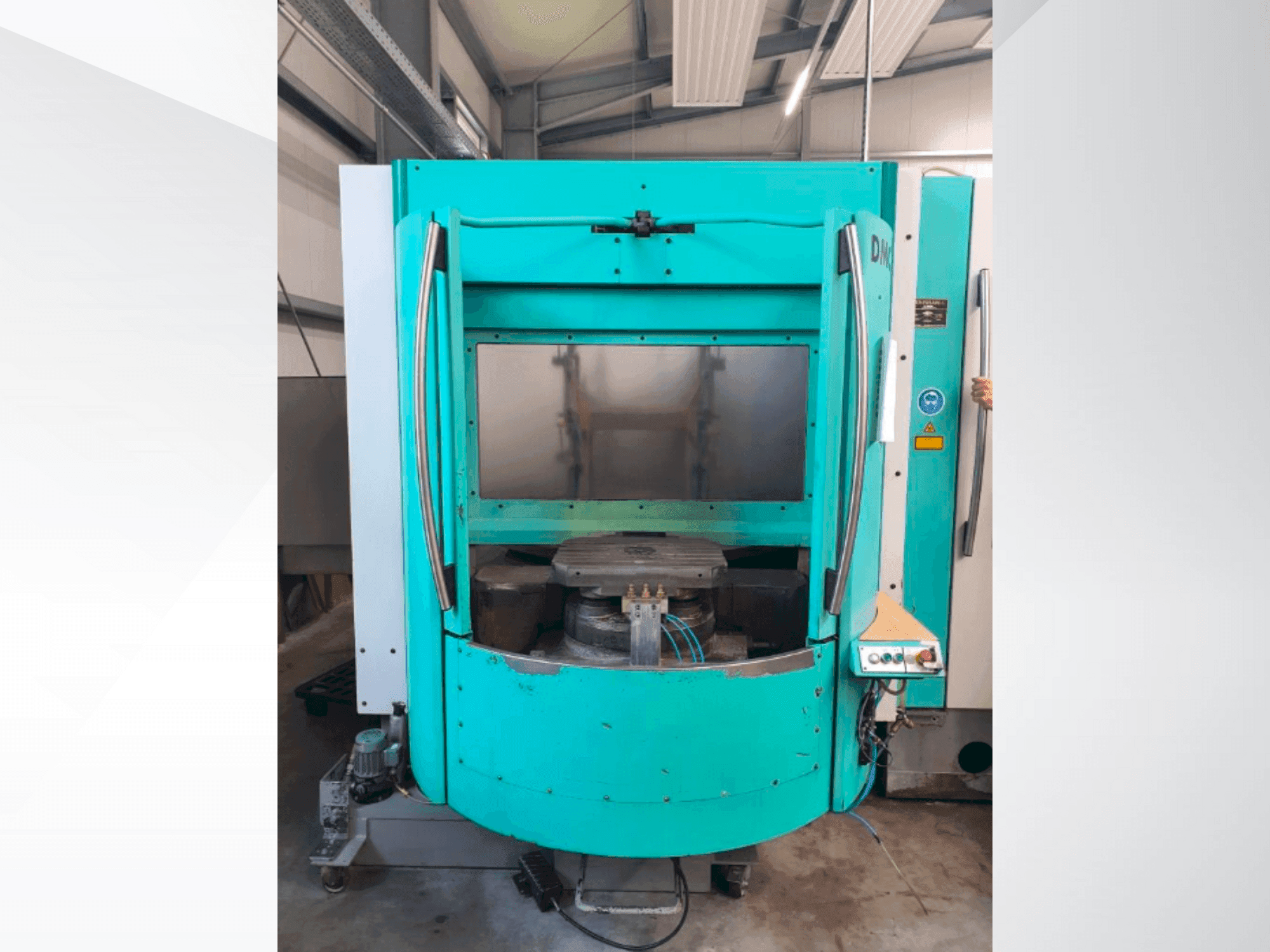 Koneen  DECKEL MAHO DMC 60H hi-dyn etunäkymä